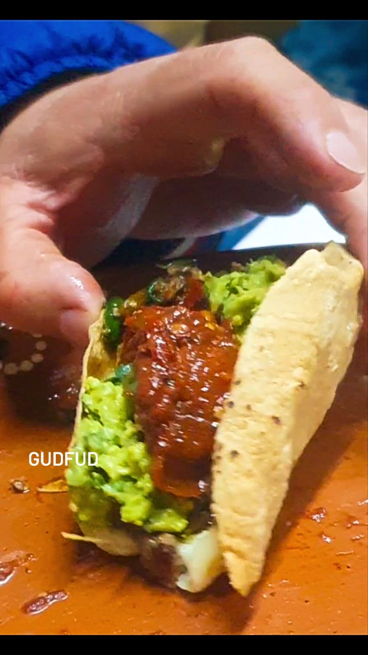 una mezcla de sabores e ingredientes grasos/saludables me llevan a crear platillos que dan un patadón de sabor a las papilas gustativas. Es uno de varios conceptos que se van a gestar en GUDFUD
En el video, platillo new, Vulcano Power.
.
#gudfud
#patadondesabor
#pab10herrera
#rooftop