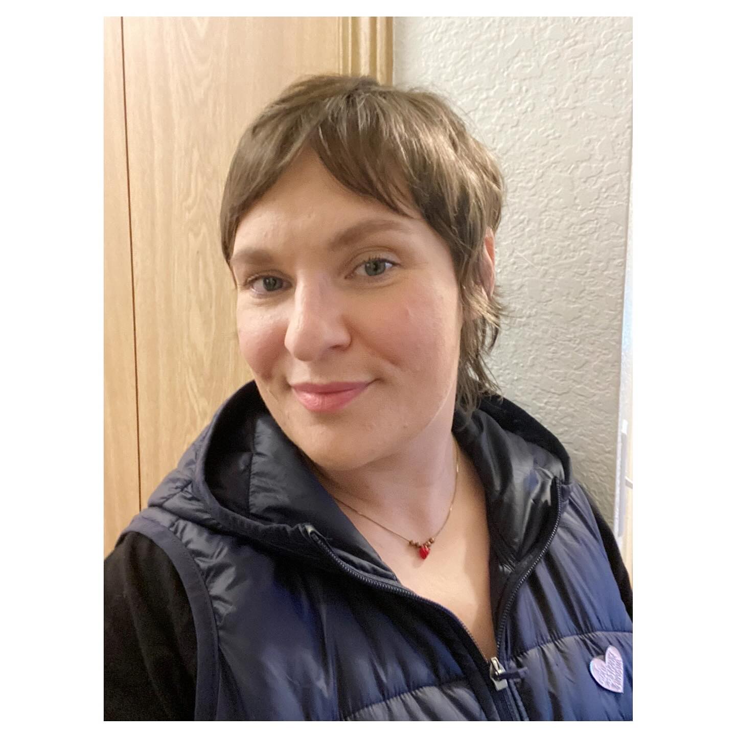 Cute selfie of my bestie Aly and her shag pixie✨ If you want to make my day, send me a pic of your hair- it’s just a dang delight seeing how you wear it😍
#stjohnshairstylist #portlandrazorcut