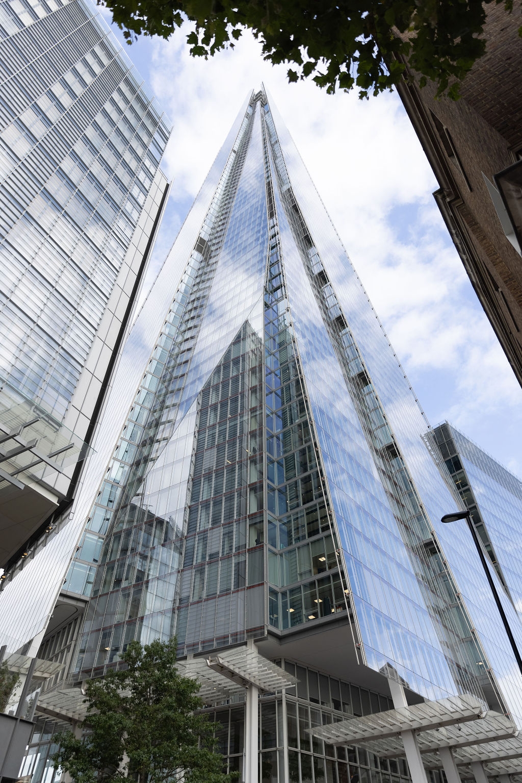 We’re lucky to call this building our home—the iconic Shard! From creating unforgettable proposals at @theproposers and weddings with @daisyamodioevents, alongside the incredible @shangrilalondon team, every day brings exciting briefs, fabulous moments, and breathtaking views!