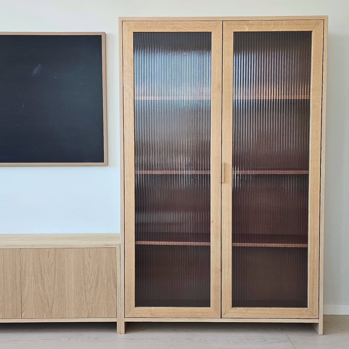 .
Tvbenk og skap, skap med rilleglass og skrog som er farget innvendig. Laget i oljet eik🤩
.
.
.
#møbler #furniture #eik #oak #innredning #livingroom #interiør #stue #woodwork