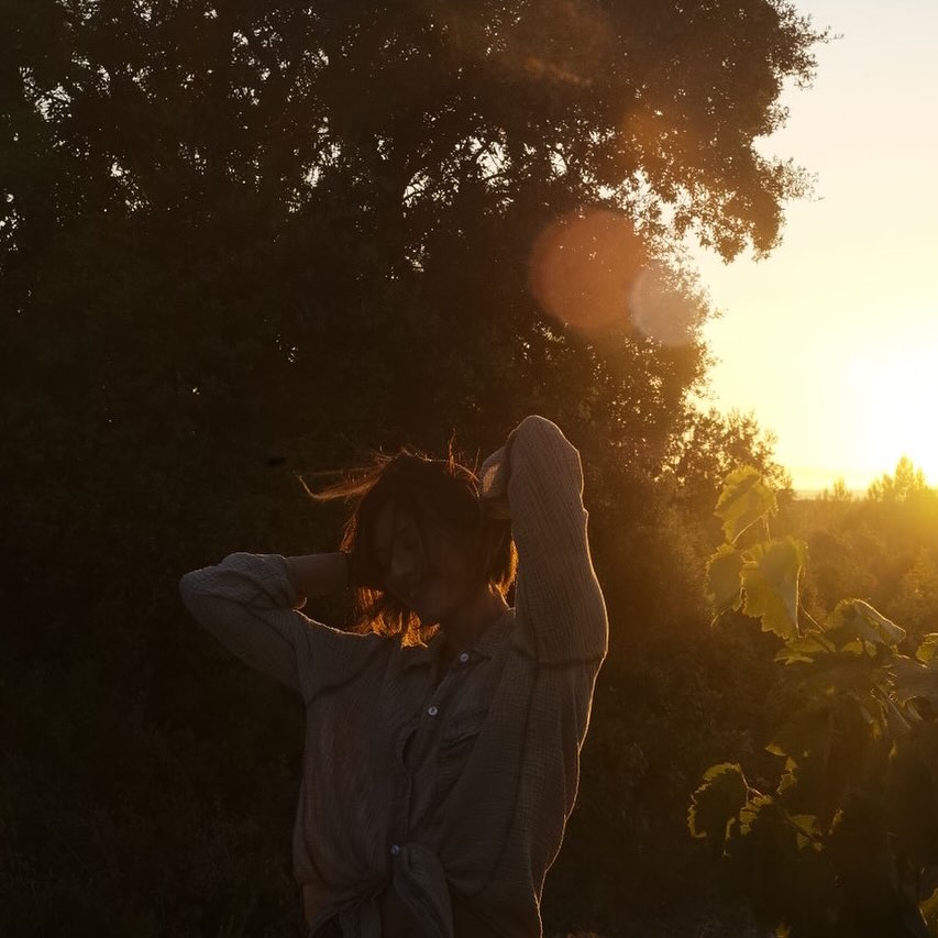 À cœur ouvert.
Vous êtes nombreuses à me demander un retour sur ma retraite et ce que j’ai vécu ce week-end. Aujourd’hui j’avais envie de vous parler. Je ne parle pas beaucoup de moi par ici, mais j’ai besoin d’être transparente avec vous. Cette retraite c’était à la fois symbolique, elle a signé la fin d’un chapitre et en ouvre un nouveau. C’était incroyable et à l’aube de souffler ma 39 ème bougie je me sens bien. Apaisée. Sereine comme jamais je l’ai été. Le chemin sera encore parsemée d’embûches mais je n’ai plus peur. Je suis forte et vulnérable, j’ai accepté toutes les parts de moi, et j’ai une confiance absolue en la vie, à cette deuxième vie qui commence ici. Alors merci @cercledesfloraisons d’avoir été cette cerise sur le gâteau, de m’avoir révélée et apaisée. Pas une minute ne passe sans que je sente cette gratitude de m’être offert ce cadeau 🤍
Merci pour ces rencontres merveilleuses, merci à mes amis d’avoir été là ces derniers mois de doutes et de tristesse, merci à mes petits clients, toujours là pour avoir un mot bienveillant à mon égard quand vous sentez que je flanche au travers de mes mots, mes partages. C’est une grande famille que l’on a construit au fil des années, celle que je n’ai pas eu. Et je suis reconnaissante de vivre ce métier et ces moments avec vous. Et puis merci à mon amie @pelut.charlene pour ces photos, elles datent mais me rappelle un doux moment ensemble, et elles résonnent aujourd’hui. 2025 je suis prête!