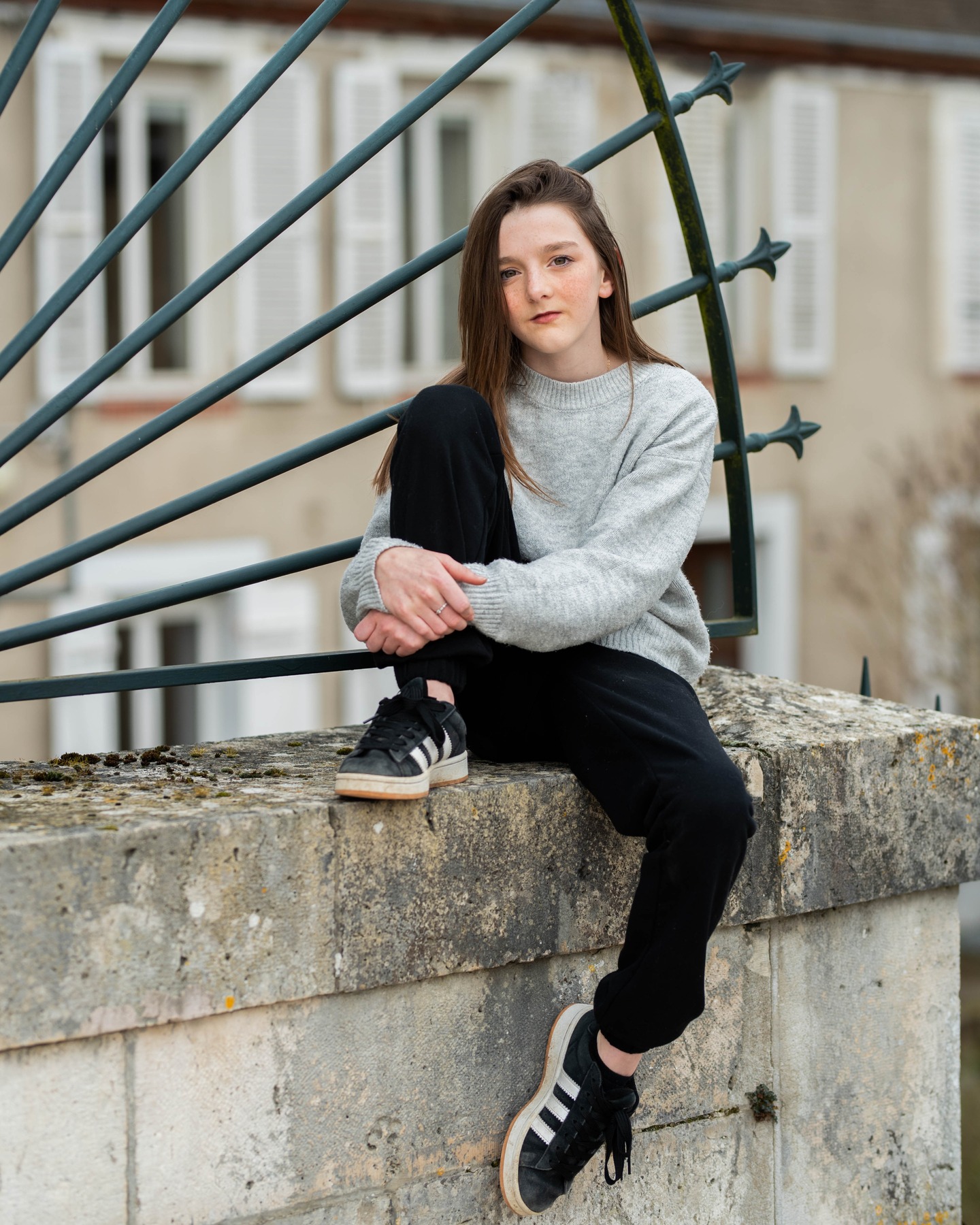 Chaque portrait raconte une histoire, chaque regard capture une émotion. 📸 Cette séance en extérieur met en lumière la simplicité et la force de l’instant présent. 🍂✨
#PhotographyLovers #PortraitMood #NaturalLight #MoodyVibes #OutdoorPortrait #EmotionalPhotography #PhotoDuJour #FrenchPhotographer #PortraitsOfInstagram #ArtisticVision #AuClairdeLunePhotography