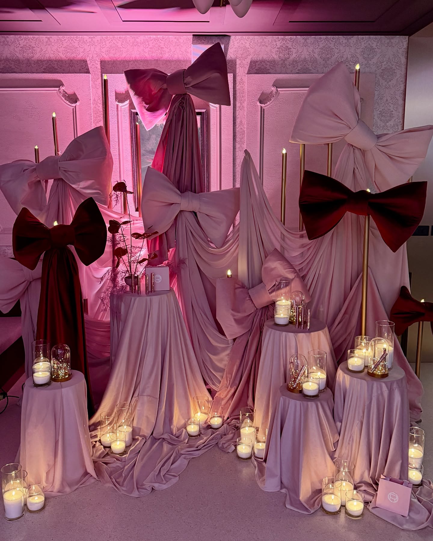 Keď sa povie trendy foto spot 🎀🎀🎀
Čo poviete na kombináciu ružovej a bordovej?
.
.
#fotostena #fotokutik #tvorimeatmosferu #ambientesweddings #svadobnaagenturaambientes