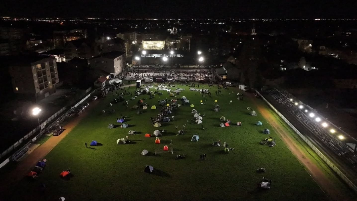 STUDENTSKI MARŠ ZA BEOGRAD - Pazovčani su domaćinski dočekali studente. Omogućen im je smeštaj u više hala, restorana, privatnih objekata. U koloni je preko 2500 ljudi, iako je isprva sugerisano da se ponesu šatori, mesta je bilo dovoljno. Neki od nas su ipak rešili da spavaju na stadionu u Staroj Pazovi.
Tako se studenti polako spremaju, uskoro će na spavanje. Večeras svi sanjamo iste snove.
#studentprotests #studentskiprotest #maršnabeograd #Stara pazova @studenti_u_blokadi