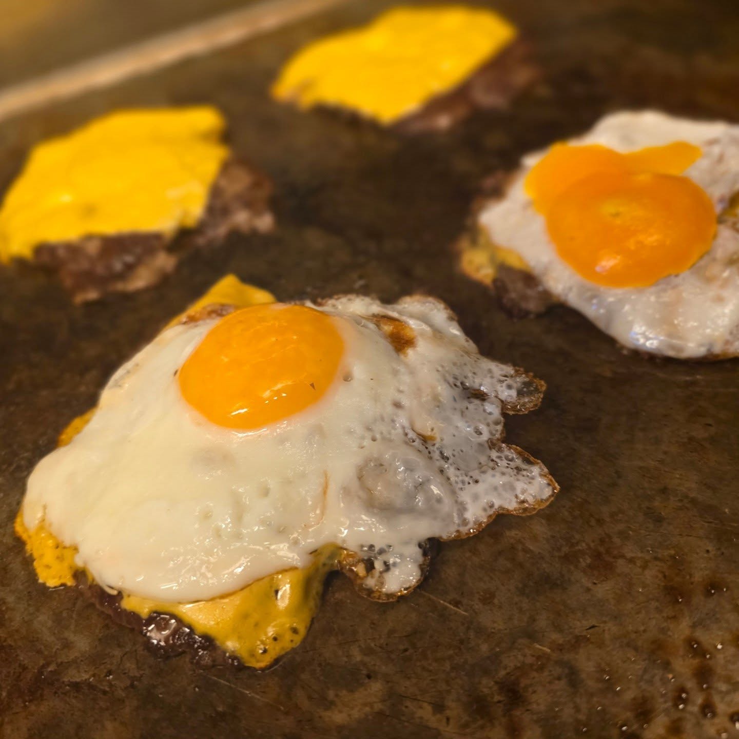 🔥 Smash, Sizzle, Perfection! 🍔🍳
Crispy smash burgers, melted cheese, and that perfectly cooked runny egg—pure food heaven! 🤤🔥 Who's taking the first bite?
💬 Runny yolk or fully cooked? Drop your preference below! 👇
❤️ Like if this is making you hungry!
📢 Tag a friend who needs to try this!
#pattynbun_burgers #maastrichtfood #smashburger #burgerlovers #burgersofinstagram
#foodieNL #eteninmaastricht #foodporn #maastrichtrestaurant #lunchmaastricht
#briochebun #frieslover #burgertime #localfoodspot #maastrichteten