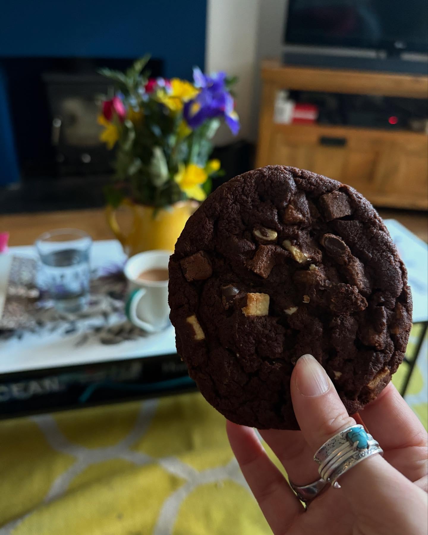 Decided I deserved this today. Trying to make a real effort to prioritise health and wellness at the moment, which is why I protect my Friday afternoons- no meetings, no client work. Time for me to reset, recalibrate, eat a cookie if I need to.
Today Iāve been to the gym (arm dayā¦ouch) done a face mask, washed my hair and now Iām in the midst of spring cleaning my LinkedIn profile. With a cuppa and a cookie in hand.
There have to be some perks to working for yourself. I find some of my more creative ideas come when Iām doing something away from my desk/laptop, so building in time for this is super important to me.
Enjoy your Friday, whatever youāre up to!
#freelancelife #selfemployed #selfcare #fridaytreat