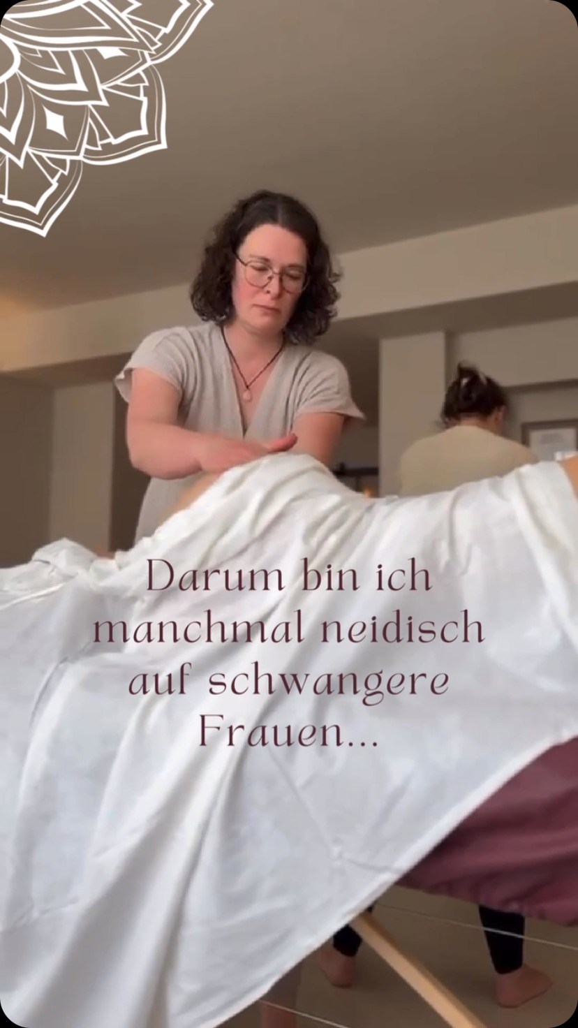 … ich bin manchmal neidisch auf schwangere Frauen, weil genau so berührt und gehalten zu werden, dass hätte ich mir auch in meinen Schwangerschaften gewünscht.
Diesen Schatz der ayurvedischen Massage habe ich erst jetzt kennengelernt und ich liebe ihn sehr.
Sich selbst mit einer Massage zu beschenken ist sooo viel mehr als nur Berührung und Unterstützung bei körperlichen Beschwerden. Es ist Nahrung für Körper, Geist und Seele – die der Empfängerin so viel Kraft, Entspannung und Geborgenheit schenkt.
Mein Kinderwunsch ist abgeschlossen und darum werde ich nichtmehr mit einem Baby-Bauch auf der Massagebank liegen. Aber umso mehr freue ich mich, dass ich Frauen in dieser besonderen Zeit begleiten darf und ihnen das anbieten kann, was ich mir von Herzen gewünscht hätte.
Du darfst dich halten und berühren lassen, um deinen Körper zu ehren, dich zu nähren und die Verbindung zwischen dir und deinem Baby zu stärken.
P.S.: Keine Sorge, ich werde dich nicht neidisch betrachten, wenn du bei mir zu einer Massage kommt. Meine Demut ist umso größer und meine Hingabe tiefer, weil ich dich und dein Baby unter deinem Herzen berühren darf.
AYURVEDA
MASSAGE
GARBHINI ABHYANGA
DOULA