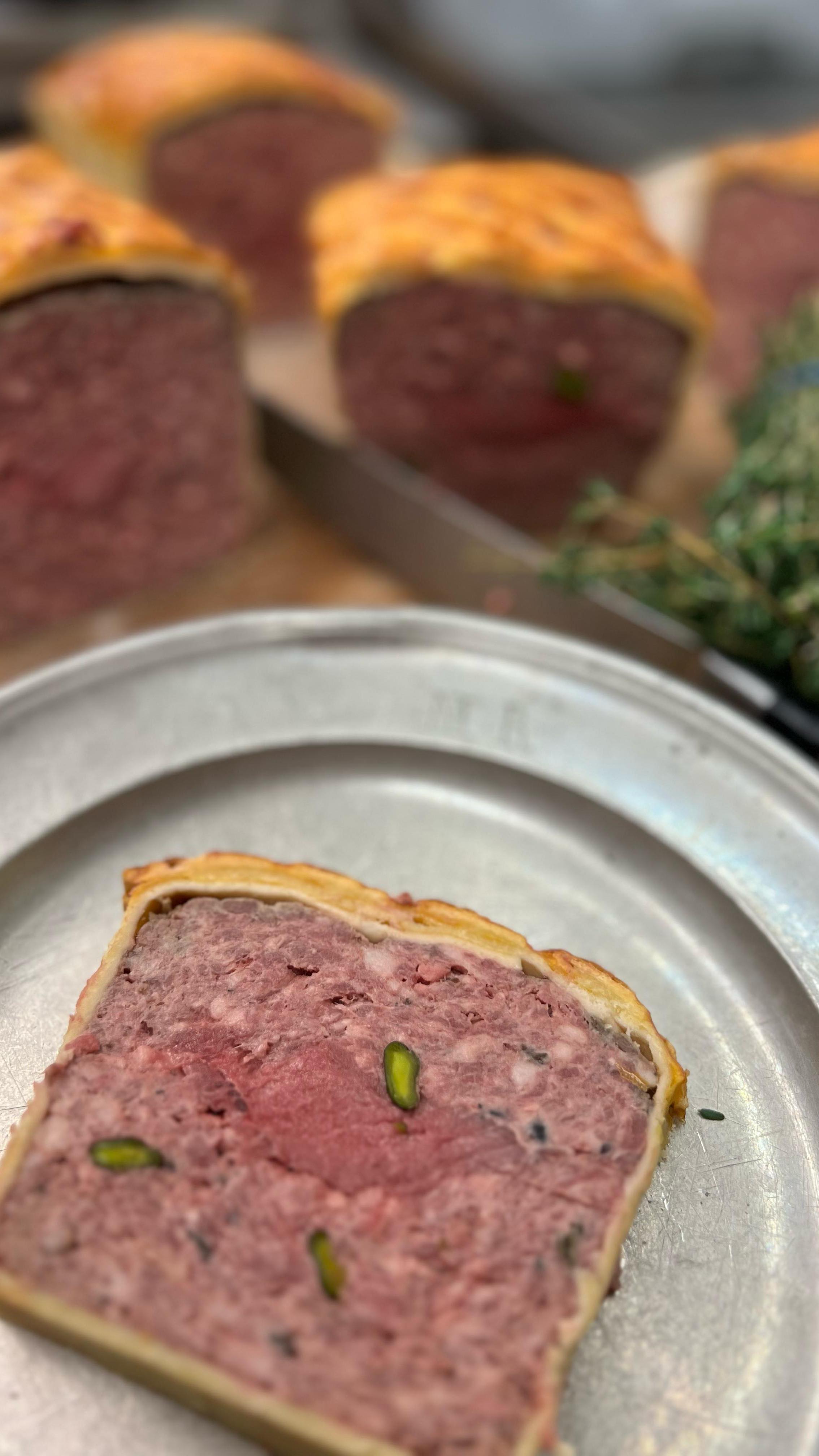 Einer unser Klassiker. Wildpastete, heute vom Reh, natürlich nur aus eigener Jagd rund um Bachern.#wildspezialitäten #einfachgut #dassindwir #hausgemacht #handmade #bayrischeküche #landgasthaus #pateencroute #tradition #pastete