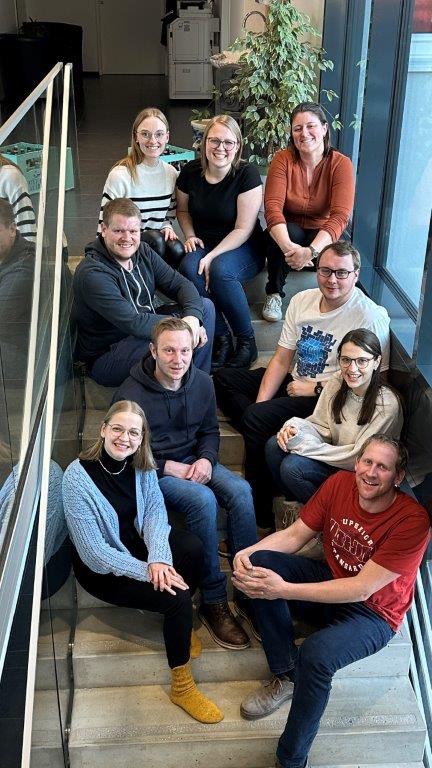 Am 22.02.2025 fand die Vorstandsklausur des Musikvereins Herzogsdorf bei der Firma Rora in Feldkirchen statt. Die Klausur wurde von Manuel Lanzerstorfer von Flowcity geleitet, der mit seiner Expertise die Teilnehmer durch den Tag begleitete. 😃
Ziel der Klausur war es, strategische Ziele für den Verein zu entwickeln und die Zusammenarbeit innerhalb des Vorstandsteams zu stärken. Bei verschiedenen Spiele und Diskussionsrunden hatten die Vorstandsmitglieder die Möglichkeit, Ideen auszutauschen und Konzepte zu erarbeiten, die den Musikverein in den kommenden Jahren voranbringen sollen. 🎶
Ein zentraler Punkt der Klausur war die Förderung der Mitgliederbindung sowie die Planung zukünftiger Veranstaltungen. Die Vorstandsmitglieder zeigten sich begeistert von der produktiven Atmosphäre und den kreativen Ansätzen, die während der Klausur erarbeitet wurden.
Die Vorstandsklausur endete mit einem positiven Ausblick auf die kommenden Projekte und einem starken Zusammenhalt im Team.
Der Musikverein Herzogsdorf bedankt sich bei Manuel Lanzerstorfer und der Firma Rora für die Unterstützung und die Möglichkeit, in einem inspirierenden Umfeld zu arbeiten.😄
#musikverein #vorstandsklausur #herzogsdorf #mvherzogsdorf #vorstand #weiterentwicklung #team #flowcity #danke