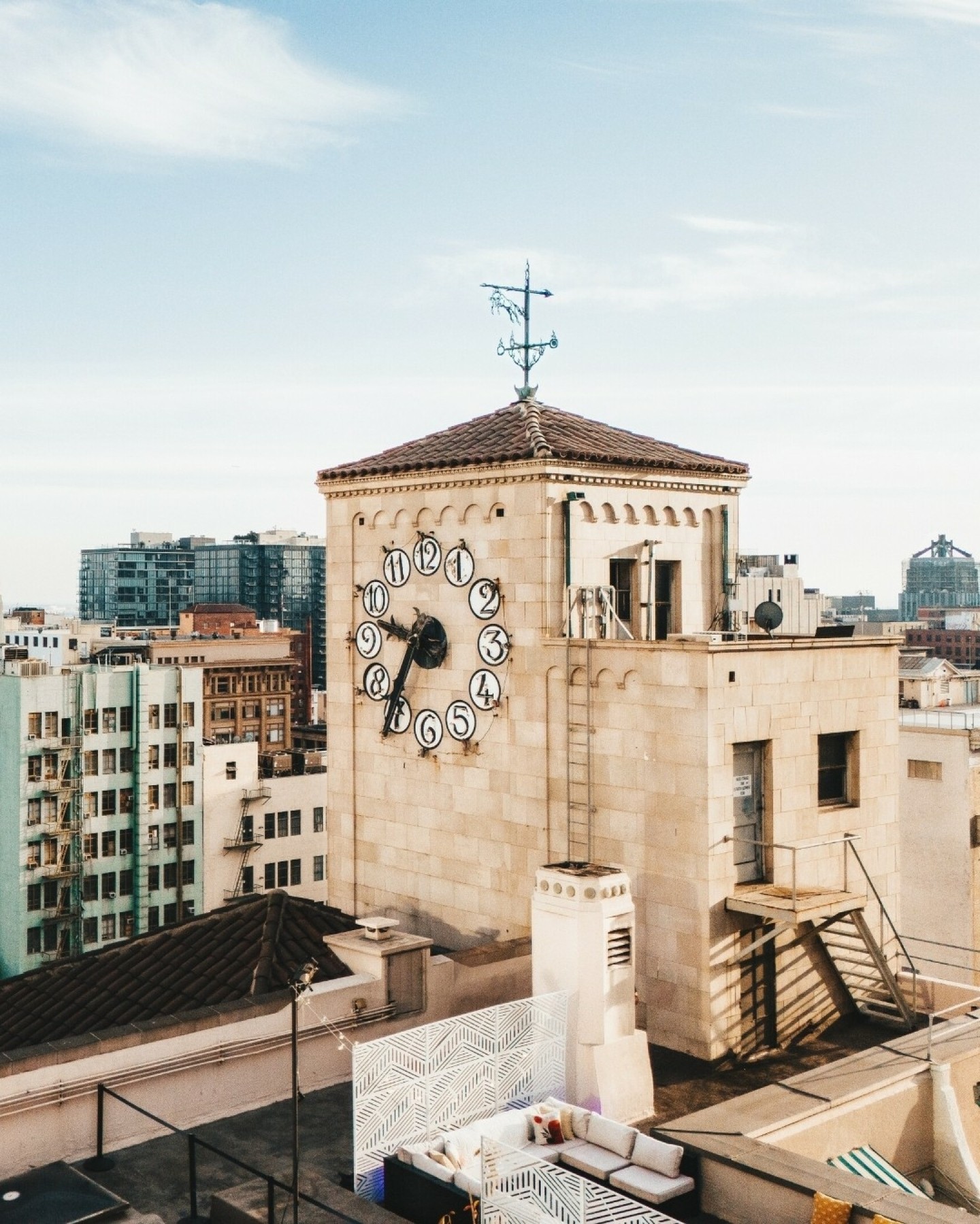 🕰️✨ Time stands still, but the celebrations never do. A rooftop, a historic clock, and a night to remember. #TheOviatt #DTLAViews #HistoricLA #LAWeddingVenue #RooftopVibes #TimelessElegance #LAHistory
Photo: @calibridalfilm