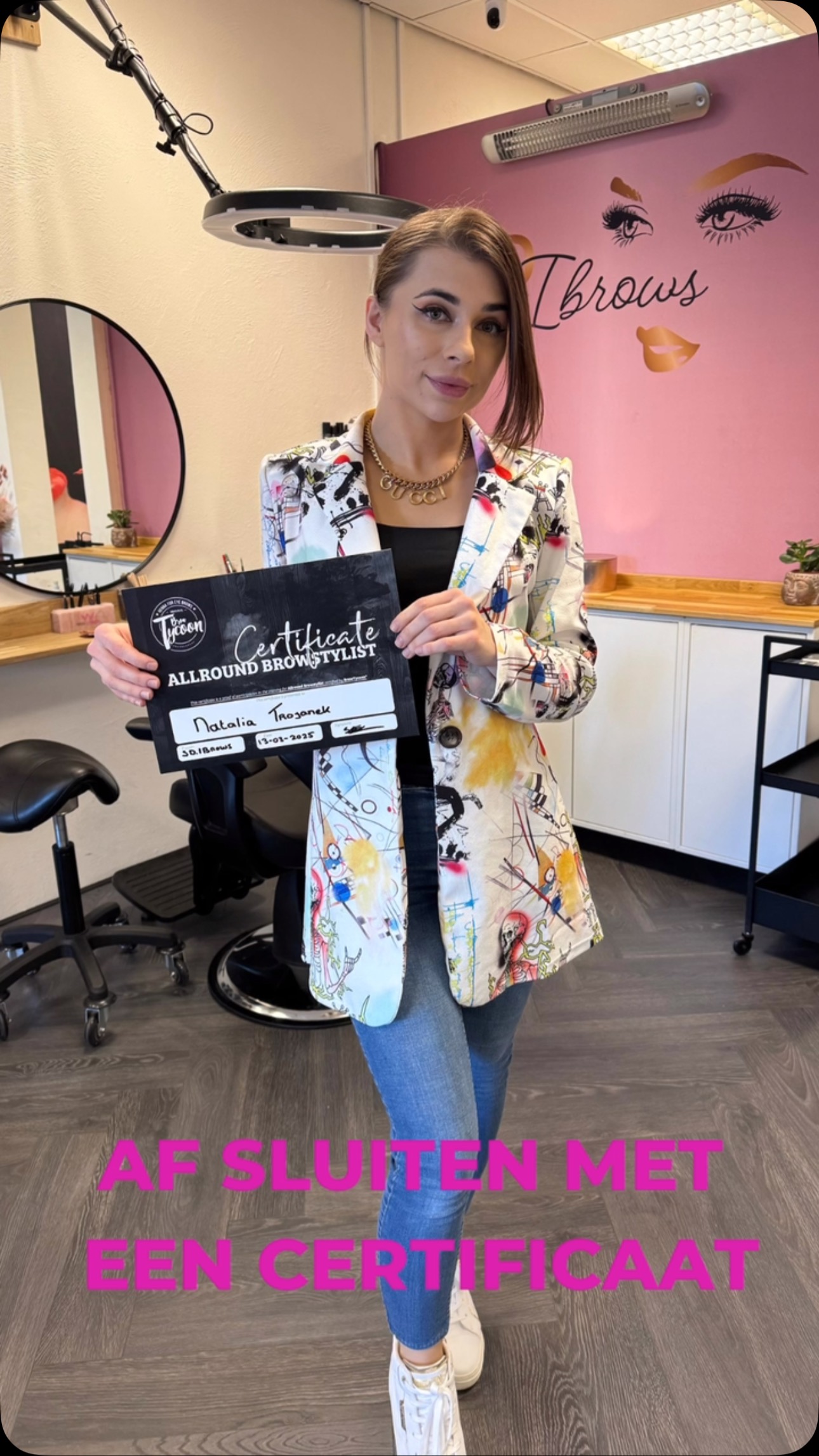 Waarom zou jij een opleiding moeten volgen bij SD.Ibrows voor Allround Browstylist?
• Persoonlijke aandacht: Je krijgt les in kleine groepen van maximaal 2 personen, zodat je alle aandacht en begeleiding krijgt die je nodig hebt.
• Praktijkgerichte training: Direct aan de slag met modellen en hands-on technieken.
• Exclusieve technieken: Leer de nieuwste trends en technieken op het gebied van wenkbrauwen.
• Ervaren trainer: Les van een gecertificeerde en ervaren brow expert.
• Inclusief starterspakket: Alles wat je nodig hebt om direct te starten als Allround Browstylist.
• Certificaat na afronding: Een erkend certificaat waarmee je direct aan de slag kunt in de beautybranche.
🔥 Unieke ervaring: Bekijk de sfeerimpressie van een trainingsdag bij SD.Ibrows in ons nieuwe filmpje!
💻 Schrijf je nu in en zet de eerste stap naar jouw succes als Allround Browstylist!
Www.sdibrows.nl 06-31763025
#inklessstretchmarksremoval #permanentmakeuplippen #permanentemakeup #pmu #pigment #wenkbrauwen #brows #browbar #sdibrows #miainkt #hairpigmentation #heerhugowaard #oudkarspel #Alkmaar #Noord-Holland #powderbrows #lipblush #lippigmentatie #academy #opleidingen # cursussen #microdermabrasie #microneedling #opleidingen