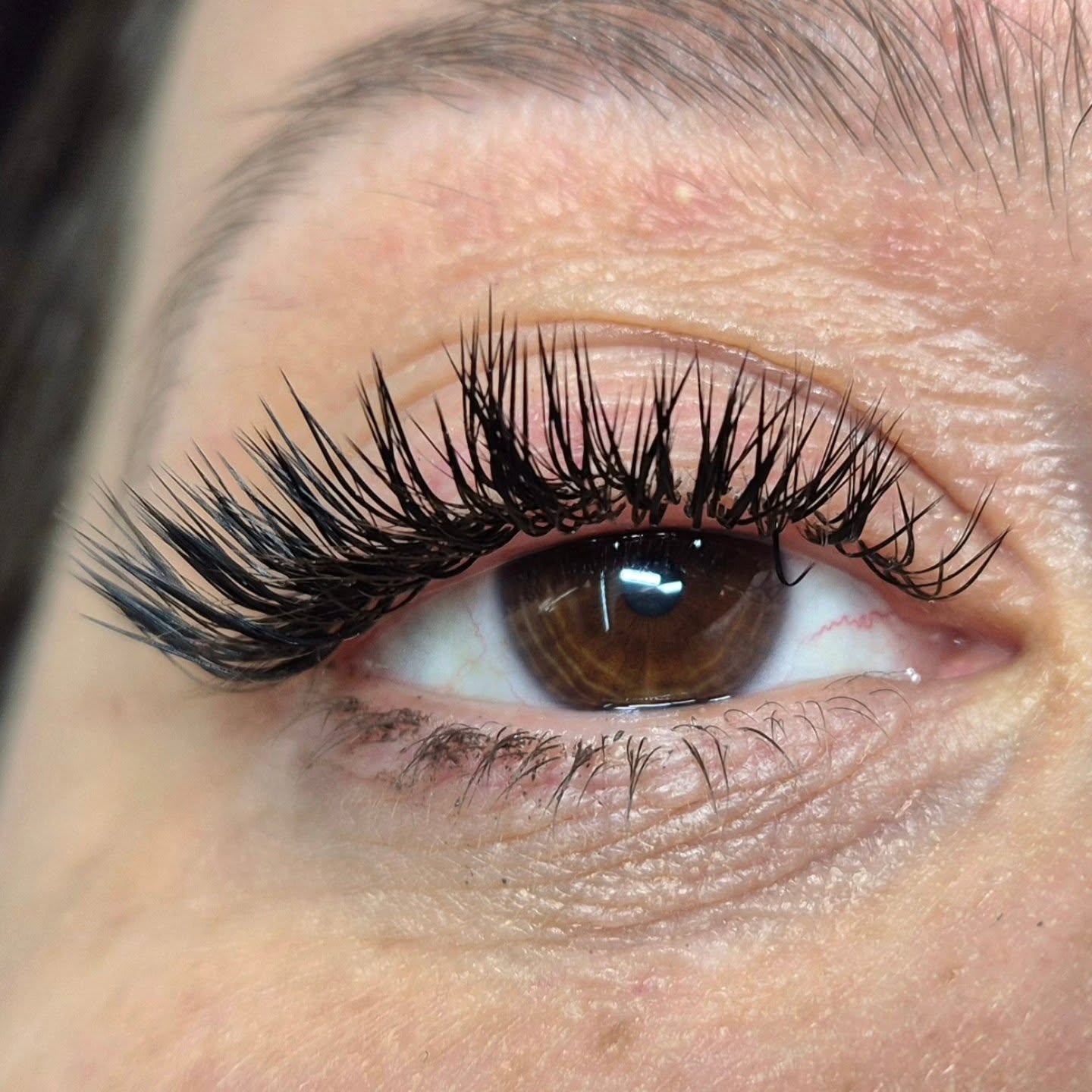 Wet lashes effect (våte vipper) bøy M. 💫 #volumelashes #vippeekstensions #eyelashextensionsoslo #oslovipper #volumvipperoslo #vippeextensionsoslo #vipperextensions #vipperoslo #oslovipper #vipper #beautyoslo #vipperoslo #vipperartist#vipperfrogner #classiclashesextensions #eyelashdesign #vipperskøyen #vippermajorstuen #våtevipper #wetlashesoslo#vippeløftoslo #eyelinereffectoslo# eyeshadoweffect #whispylashes#mixvipperoslo#hybridvipperoslo#