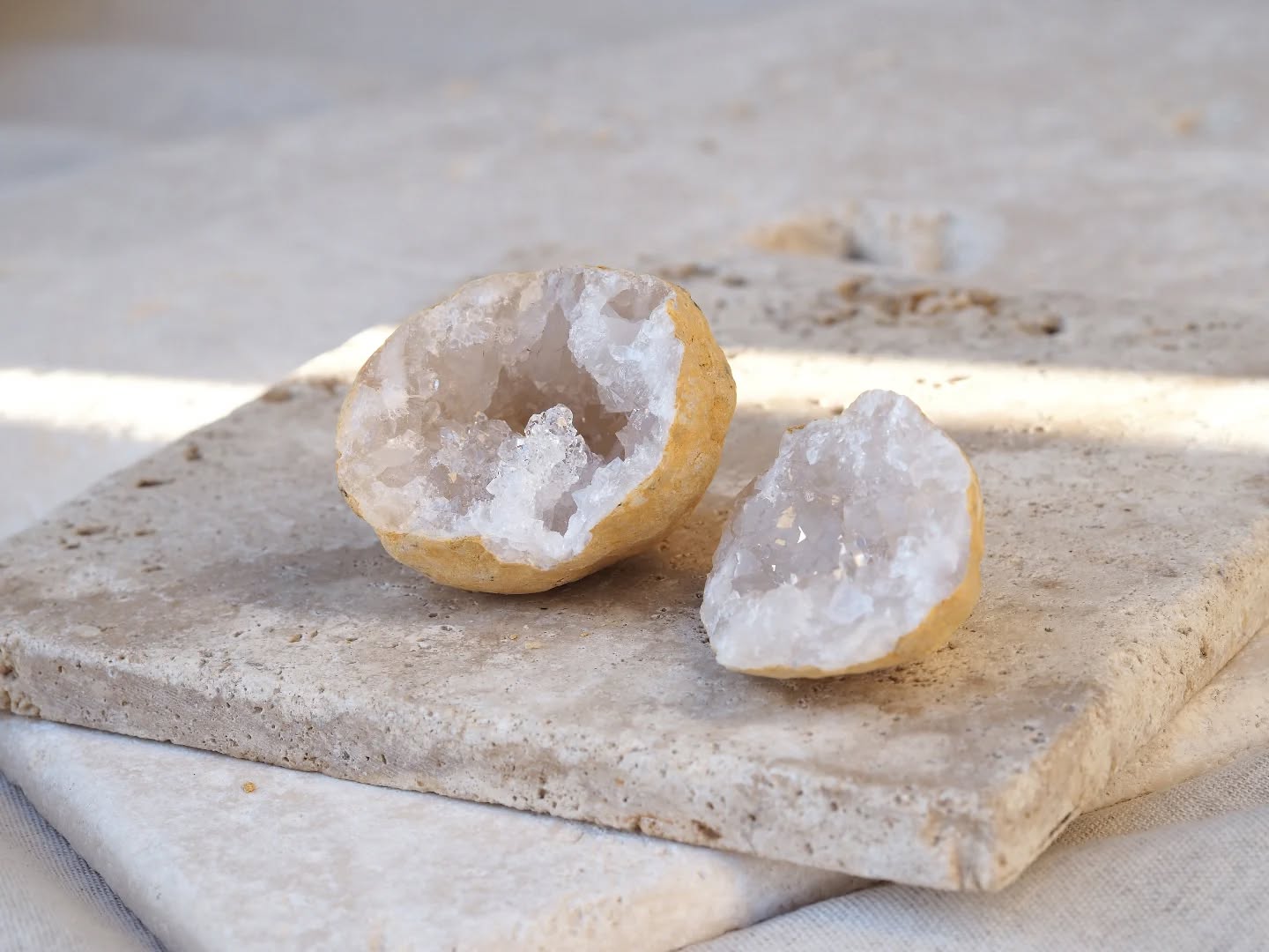 ✨ La Magie des Géodes de Quartz ✨
Découvrez la beauté fascinante des géodes de quartz ! 🌟
Ces merveilles de la nature sont de véritables trésors cachés. À première vue, elles semblent être de simples roches, mais à l'intérieur, elles révèlent un monde spectaculaire de cristaux scintillants. 💎✨
👉 **Fun Fact :** Les géodes se forment à partir de bulles de gaz piégées dans des roches volcaniques ou sédimentaires, et leur intérieur se tapisse de cristaux au fil du temps grâce aux minéraux dissous dans l'eau.
🌿 **Bienfaits :** En plus d'être magnifiques, les géodes de quartz sont réputées pour leurs propriétés énergétiques. Elles peuvent purifier et amplifier l'énergie environnante, apportant ainsi sérénité et clarté mentale.
📸 @trez.creation
.
.
.
.
.
#trezcreation #lithotherapie #géode #quartz #bienfait #cristaux