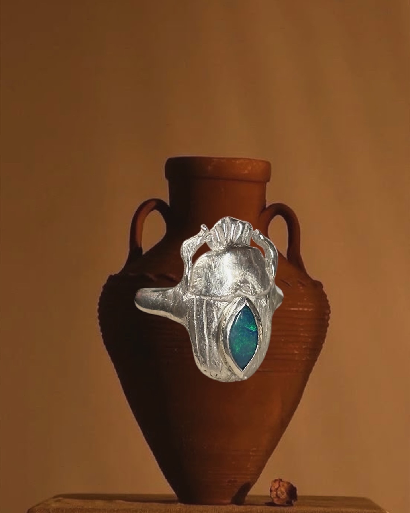 Os confieso una cosa… Me produce terror cuando tengo que engastar un ópalo 🫣
Estos anillos de khepri e Isis los hice el año pasado, los tenía en mi mesa con una notita: llevar a engastar. Quería que los hiciera un engastador. Los dobletes de ópalo son piedras muy muy delicadas, una mínima presión donde no toca y se quiebra, y no es una piedra particularmente económica. He engastado algunos ópalos y alguno se ha roto, y te quedas con cara de poker 😂 🥲 Pero esta semana vi de nuevo los anillos ahí esperando su momento, reuní el valor y me dije: lo vas a hacer! Y con el corazón a mil, (parece que exagero pero es real! No quería perder estas piezas porque además no tengo más piedras iguales por lo que solo encajaban estas). Y sí! Lo hice y estoy contenta con el resultado, estoy enamorada de ellos ❤️ y además con más confianza para seguir engastando ópalos, que es una de mis piedras favoritas! La vuestra?? 🤗✨
Isis y Khepri listos para alguna de vosotras 😍
#jewelry#jewels#opal #opaljewelry #joyeria#handmadejewelry#handmade#consciousbrand#ethicalbrand #silver#silversmith #silverjewelry #hechoamano#joyasplata#egyptianjewelry #egypt#scarabring#khepri#isisgoddess #rings#yoga#yogini#yogagirl#yogalife #ecstaticdance #meditation