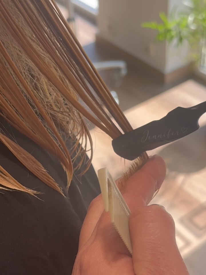 Wir lieben den Calligraphy Cut bei lockigen Haaren 🤍#haardesign #locken #lockigeshaar #clligraphy #calligraphycut