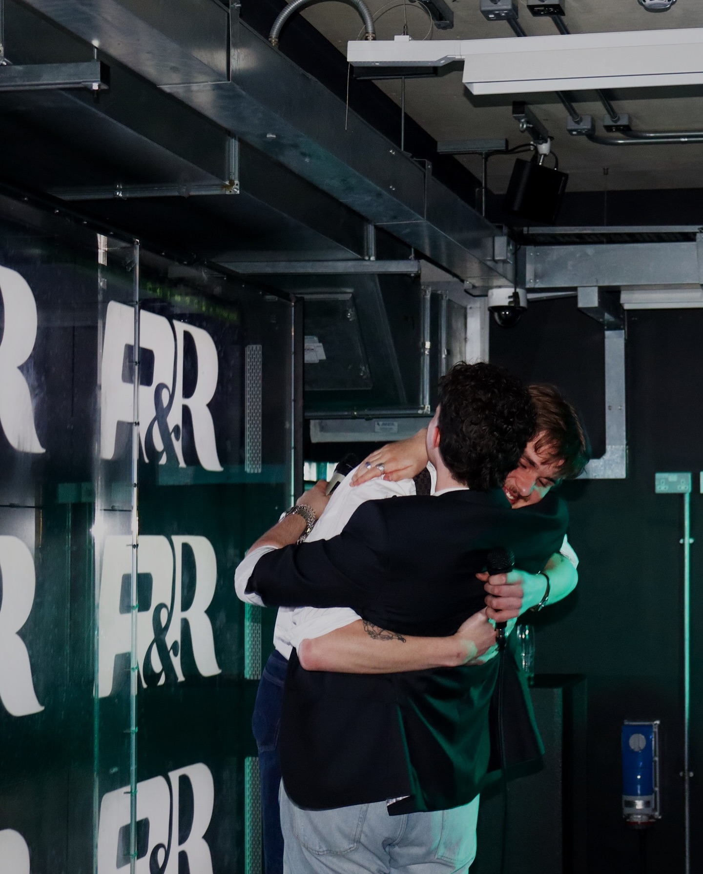 the riffs&runway launch party.
last friday, we brought together our closest network for a night of amazing looks, great music and unforgettable moments. if you weren’t at the event, don’t worry. dive into the behind-the-scenes details and read all about it in a new article, live now.
photography by @visualsbysoph_