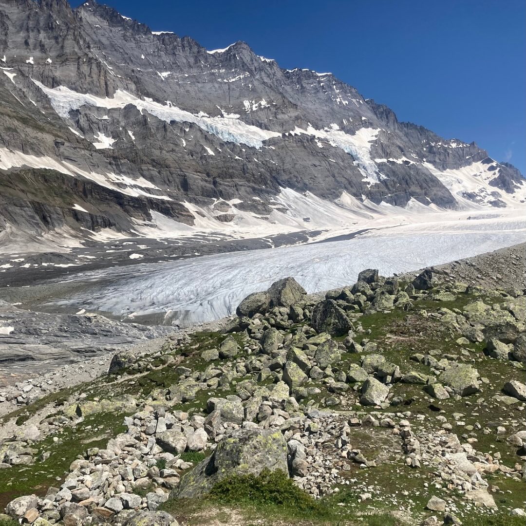 🏔️ Kraftort: Gasterntal
2024 war ich das erste Mal im Gasterntal – und es hat mich tief beeindruckt. 🌌 Ich habe dort im Zelt übernachtet, mit Blick auf den majestätischen Gletscher. Die Ruhe, die Weite und die kraftvolle Natur haben etwas in mir ausgelöst.
👉 Was das Gasterntal für mich so besonders macht:
Die Naturgewalt des Gletschers: Zu sehen, wie der Gletscher sich jedes Jahr weiter zurückzieht, wie mir meine Mitwanderer berichteten, ist faszinierend und erschütternd zugleich. Es zeigt, wie kostbar und verletzlich unsere Natur ist.
Der Ort der Stille: Kein Lärm, keine Ablenkung – nur das Rauschen des Flusses, die klare Bergluft und die Präsenz der Berge.
Zeit für mich: In dieser Umgebung konnte ich durchatmen, nachdenken und neue Energie tanken.
✨ Ich hoffe sehr, dass ich auch dieses Jahr es wieder schaffe, dort hin zu gehen. 🙏
Hast du auch einen Ort, der dir Energie gibt? Ich freue mich, von deinen besonderen Orten zu hören! 💚
#achtsamkeit #selbstfürsorge #resilienz #mindsetpositiv #wohlfühlen #körperundgeist #mentalegesundheit #stressmanagement #burnoutprevention #psychischegesundheit