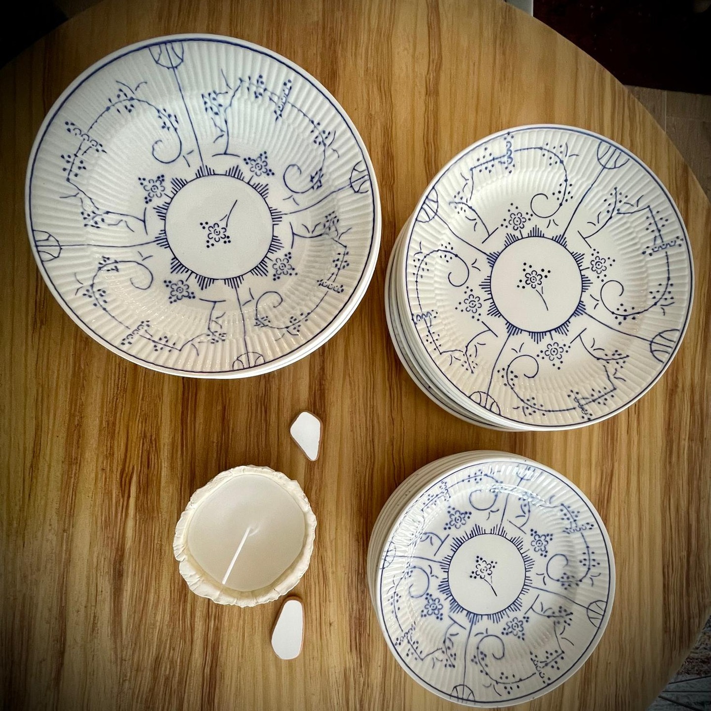 Elevate your dining experience with this exquisite 24-piece ceramic plate set! Featuring a timeless blue-and-white design, this collection includes:
🍽️ 8 dinner plates – Perfect for serving elegant meals.
🥣 8 soup plates – Deep and stylish for soups and stews.
🍰 8 dessert plates – Just the right size for sweet treats.
Price : 60 €
#design #ceramics #vintage #antiqueshop #designshop #canillasdeaceituno