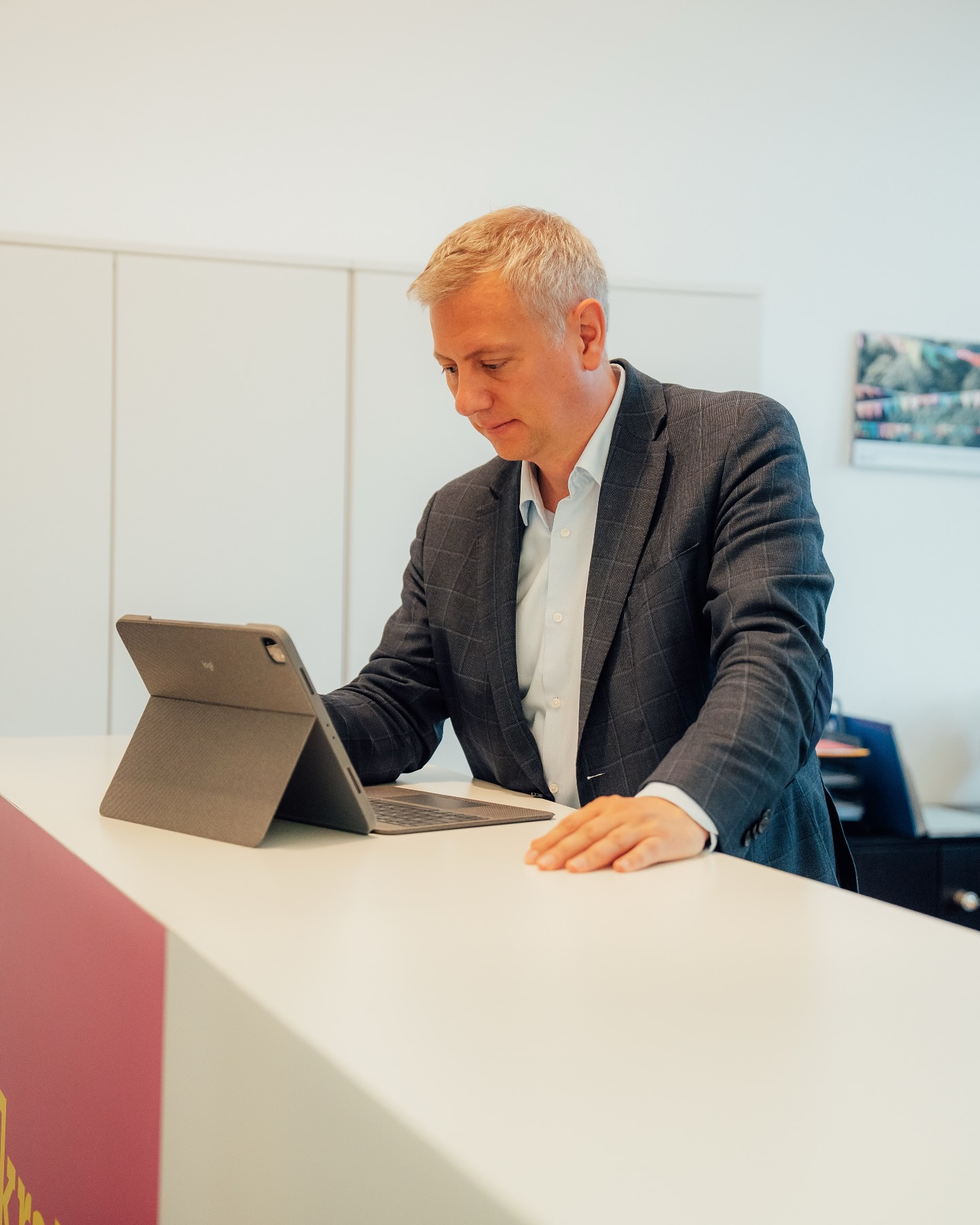 Besser spät als nie: Die Hessische Landesregierung greift unsere Initiative aus dem letzten Jahr auf, nach der Hessens Polizeipräsidenten und der Präsident des LKA keine politischen Beamten mehr sein sollen, wie es bis 2021 auch der Fall war. Damit können sie nicht jederzeit in den einstweiligen Ruhestand versetzt werden. Das stärkt die Unabhängigkeit von der Politik. Im Ergebnis also ein guter Schritt. An der Stilnote gibt es noch Verbesserungspotenzial, weil CDU und SPD diese Änderung lieber in der Kommunalrechtsnovelle „verstecken“, statt unseren eingebrachten Gesetzesentwurf heranzuziehen.