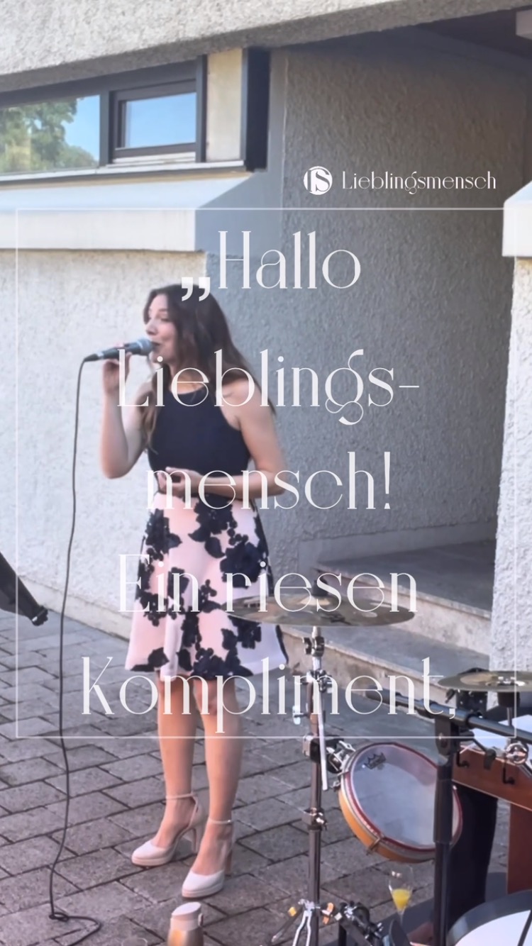 Lieblingsmensch – ein Song, in dem sich jeder ein bisschen wiederfindet. ✨ Bei diesem Sektempfang durfte ich ihn mit meinem Rebecca-Sammet-Trio spielen. Perfekt für die entspannte, fröhliche Stimmung nach der Trauung.
Livemusik macht den Unterschied! Ihr plant eure Hochzeit und wünscht euch musikalische Begleitung für den Sektempfang oder den ganzen Tag? Schreibt mir eine Nachricht – ich freue mich auf euch!
#livemusikfürhochzeiten #sektempfang #rebeccasammettrio #lieblingsmensch #hochzeitsmusik #hochzeitsband #livemusicstuttgart #hochzeitssängerin #stuttgart