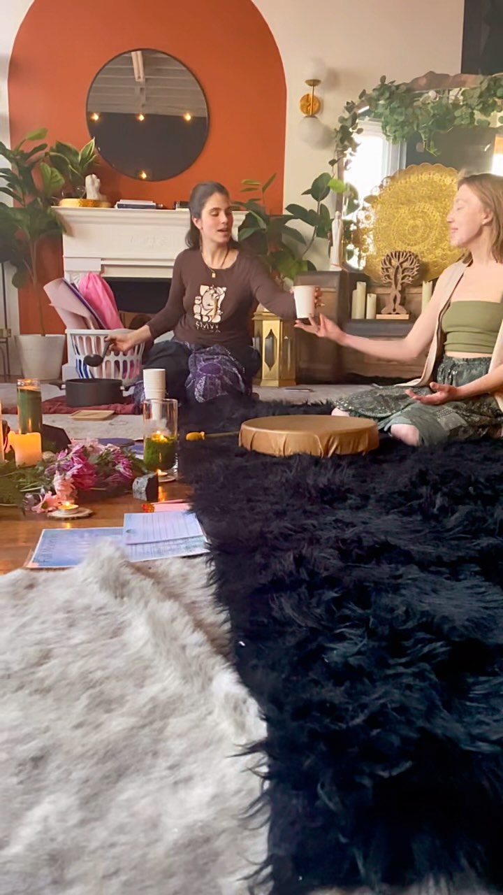 Gracias cacao por tu medicina
Gracias cacao por tu amor
Limpia limpia limpia medicina
Limpia limpia limpia coraźon
❤️❤️❤️
when we sing, give thanks & open our hearts to the medicine of mama cacao
we are taking part in & honoring sacred indigenous healing ceremonies that have been passed down for thousands of years, we are giving respect and love to those who have passed down the practices and medicine, for the land that we walk & live on, for the indigenous beings who have stewarded this Earth for thousands of years before colonization—-
we are praying
for the healing of the water the earth
for the healing of our ancestors
for the generations who have yet to come
for the healing of all living things
thank you @camilacondor_medicina & mama cacao for your love, energy, wisdom, medicine
we are so honored to share with community
❤️