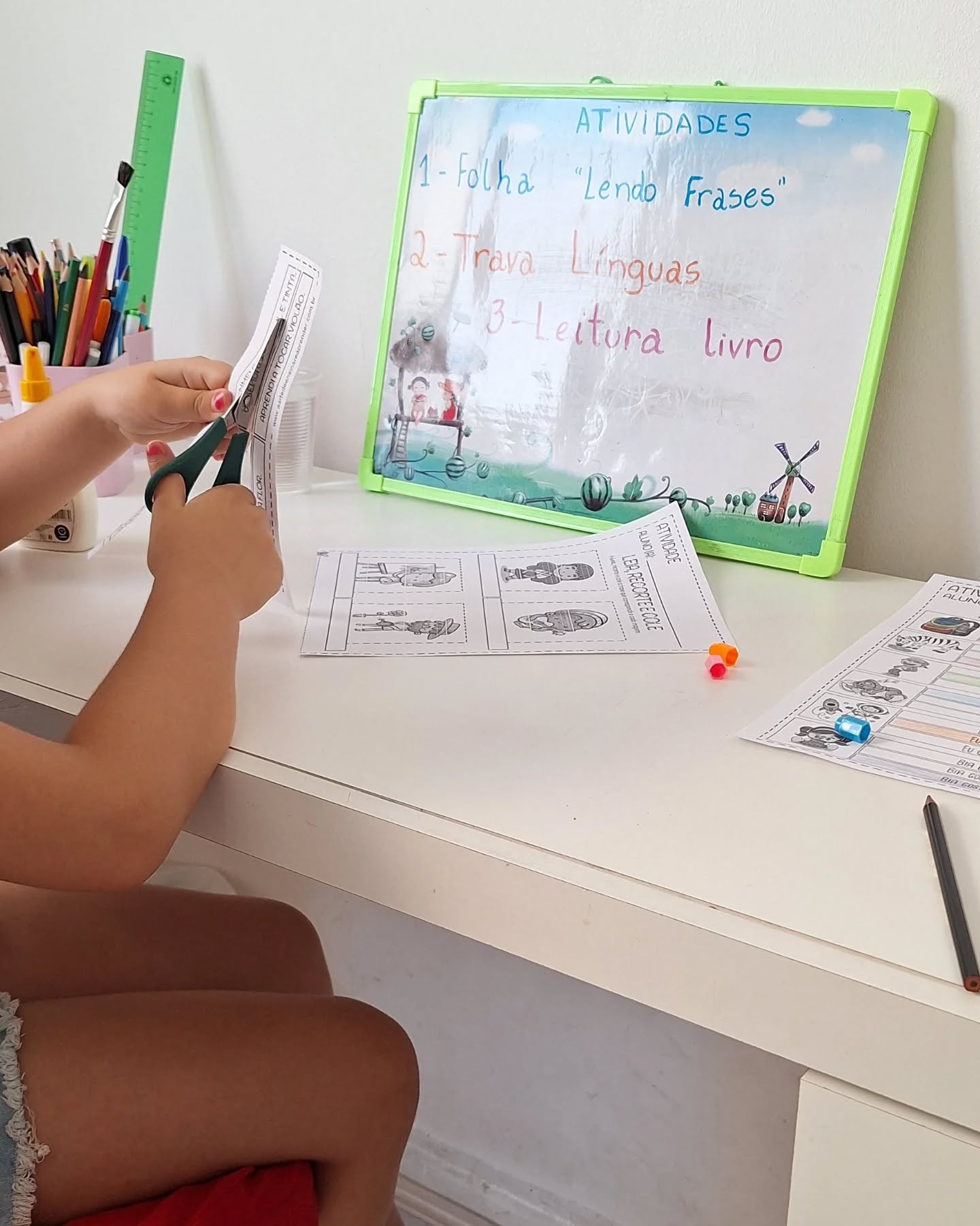 Alguns registros do começo do ano por aqui.
Tivemos dinossauro, um sapo pulando pra fora da caixa no desenho conjunto e um pombossauro como avaliação da matéria "comportamento adaptativo do velociraptor" ao som de "amor puro" de Djavan.
E vocês achando que eu era a psicopedagoga, né? Mas são eles quem fazem meu plano interventivo 🤡
#psicopedagogia #psicopedagogiaclinica #psico #transtornosdeaprendizagem #autismo #tdah #dislexia #alfabetização #inclusão #tijucarj