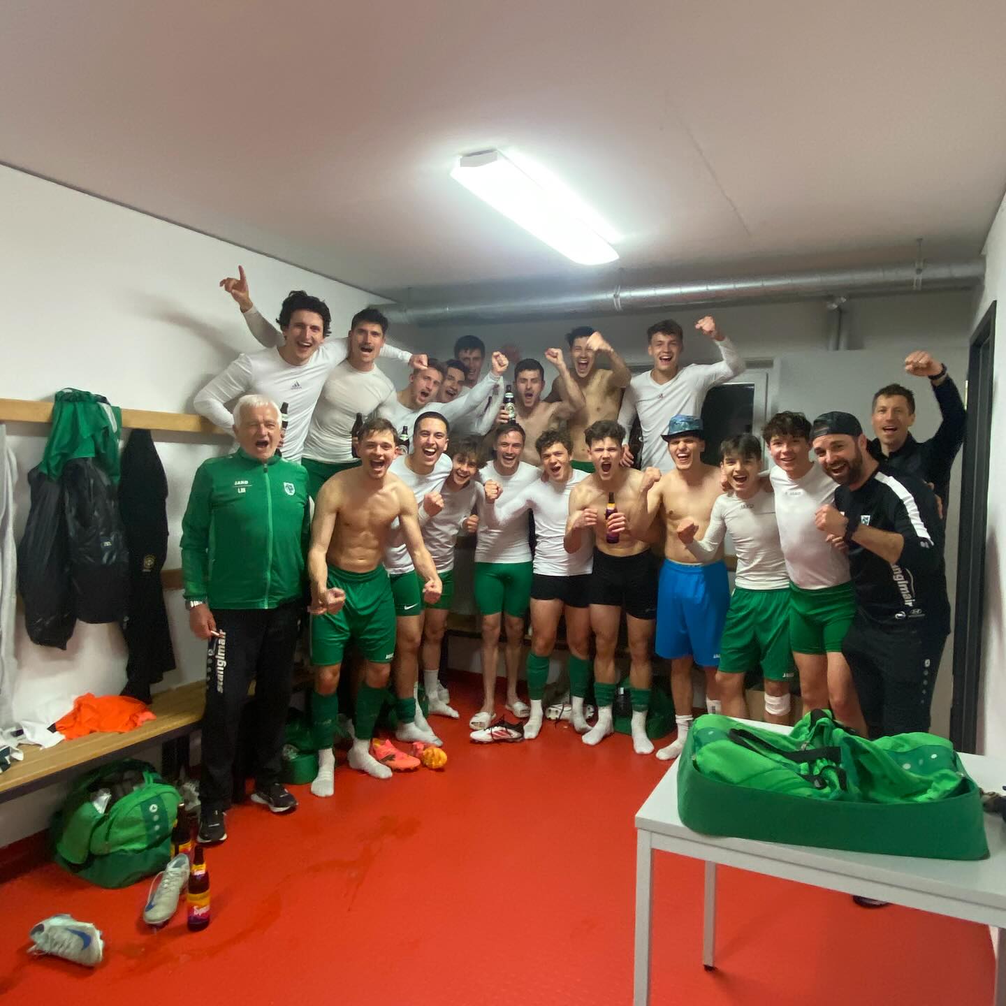 Flutlicht Sieg gegen @sbchiemgautraunstein !!!
🐉💚
Am Ende hieß es 0:2 für unsere Drachen in einem hart umkämpften Spiel. Nach einem Traumtor von @basti_adelwart stand es länger 0:1 und unsere Defensive konnte sich des Öfteren beweisen, dass sie auch unter Druck performen kann. Erst kurz vor Schluss setzte @georgkutter mit einem Traum Freistoß den Schlusspunkt!
So kann’s und soll es weitergehen!
#drachen #edid #murnau #auswärtssieg #Flutlichtspiel #fussball #landesliga #explore #sieg