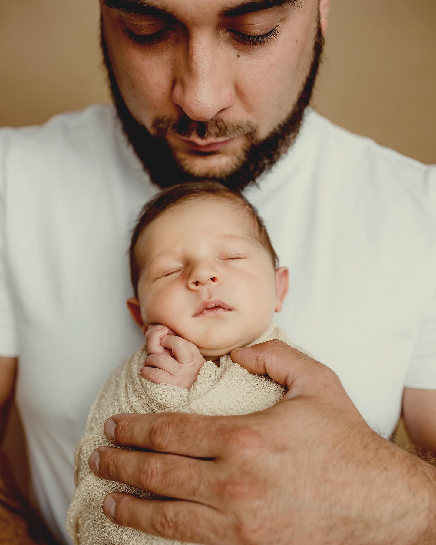 🍼 Malinkatá vlasatice, láska a nekonečná něha… 🍼
Jemné doteky, vůně nového života a okamžiky, které se vryjí hluboko do srdce. Novorozenecké focení je kouzelný čas, kdy se svět na chvíli zastaví a vy si můžete uchovat ty nejcennější vzpomínky. 🌿✨
Každý spící úsměv, drobné prstíky sevřené v pěstičku, bezpečí v tátových rukou… to jsou chvíle, které si zaslouží být zachyceny s láskou a respektem k novému životu.
💛 Chcete i vy podobné něžné vzpomínky na vaše miminko? Napište mi do zpráv a domluvíme si termín.
📷 Renticefoto – příběhy, které se zapíšou do srdce.
#newbornfotografie #miminkovskévzpomínky #něhafocení #renticefoto #malinkýzázrak