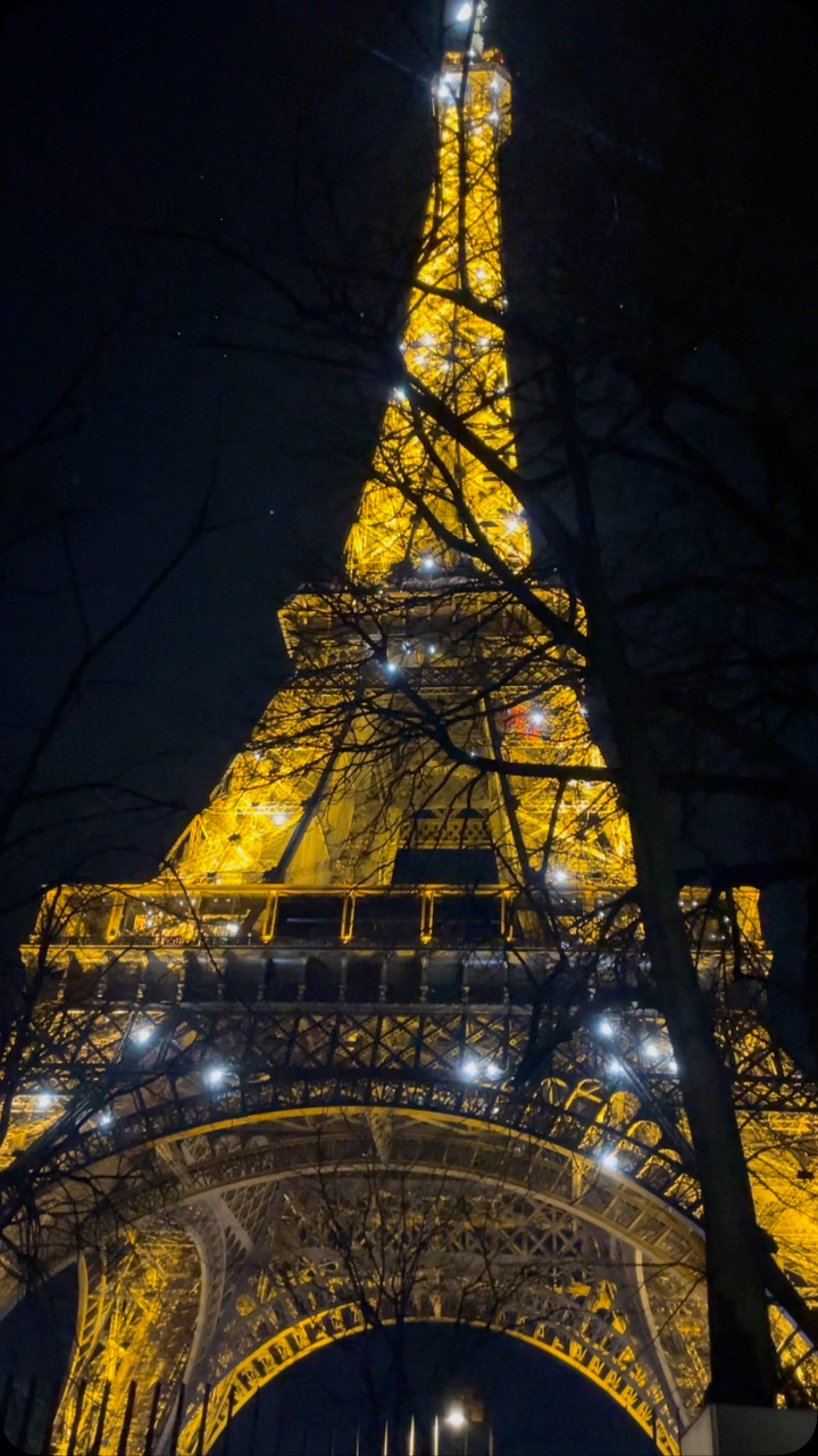 Who’s ready for a Paris inspired home makeover?! No filter, it is actually this gorgeous. #eiffeltower #parisbynight #parisianstyle