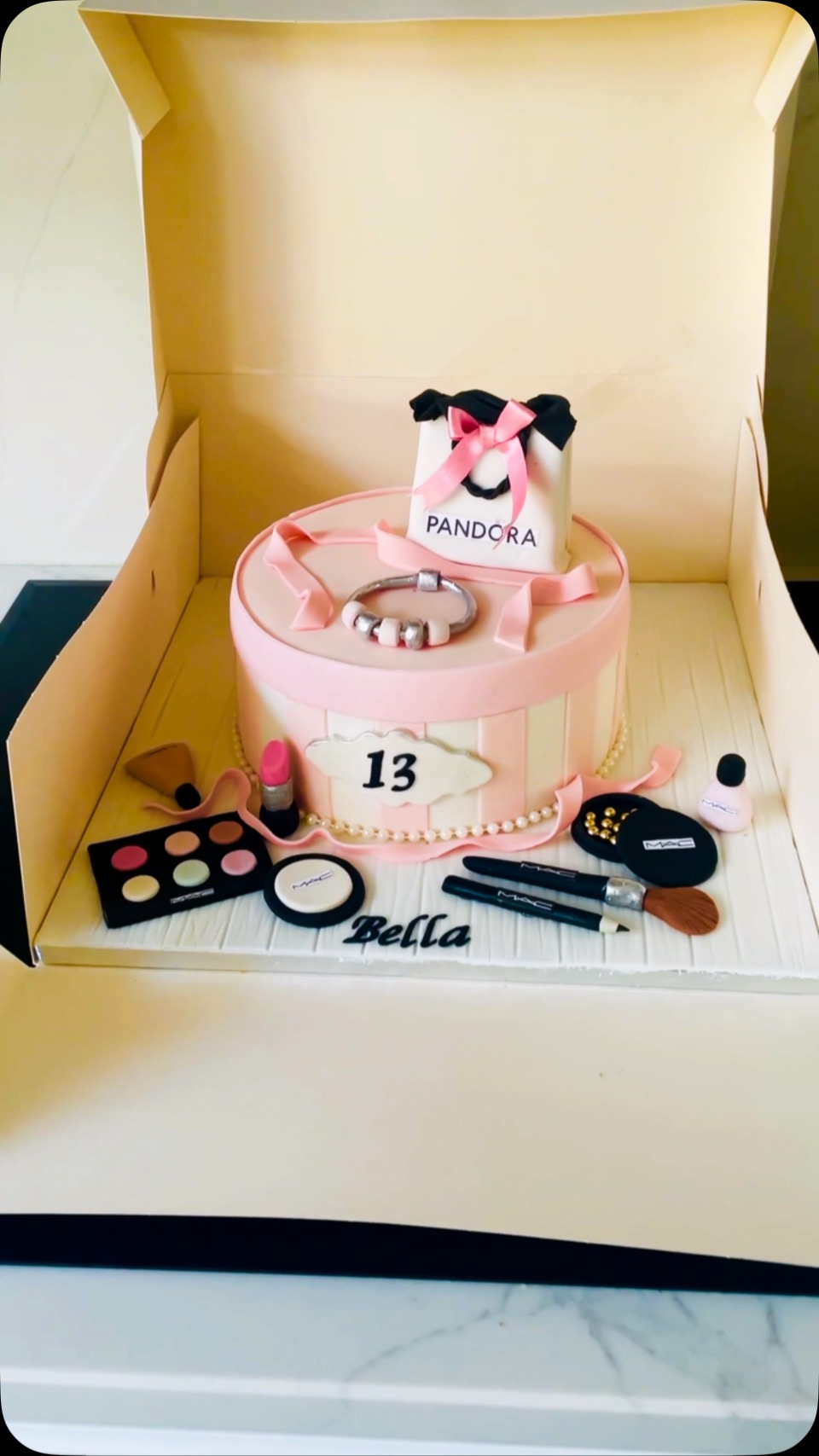 All things that a young girl loves!
#twistedcakesbytia #welwyngardencity #cakedecorating #welwyngardencitymums #stalbansmums #cakedecoratingvideos #stalbans #cakesofinstagram #cakedecoratingtutorials #cakedecoratingtutorials #hertfordshirecakes