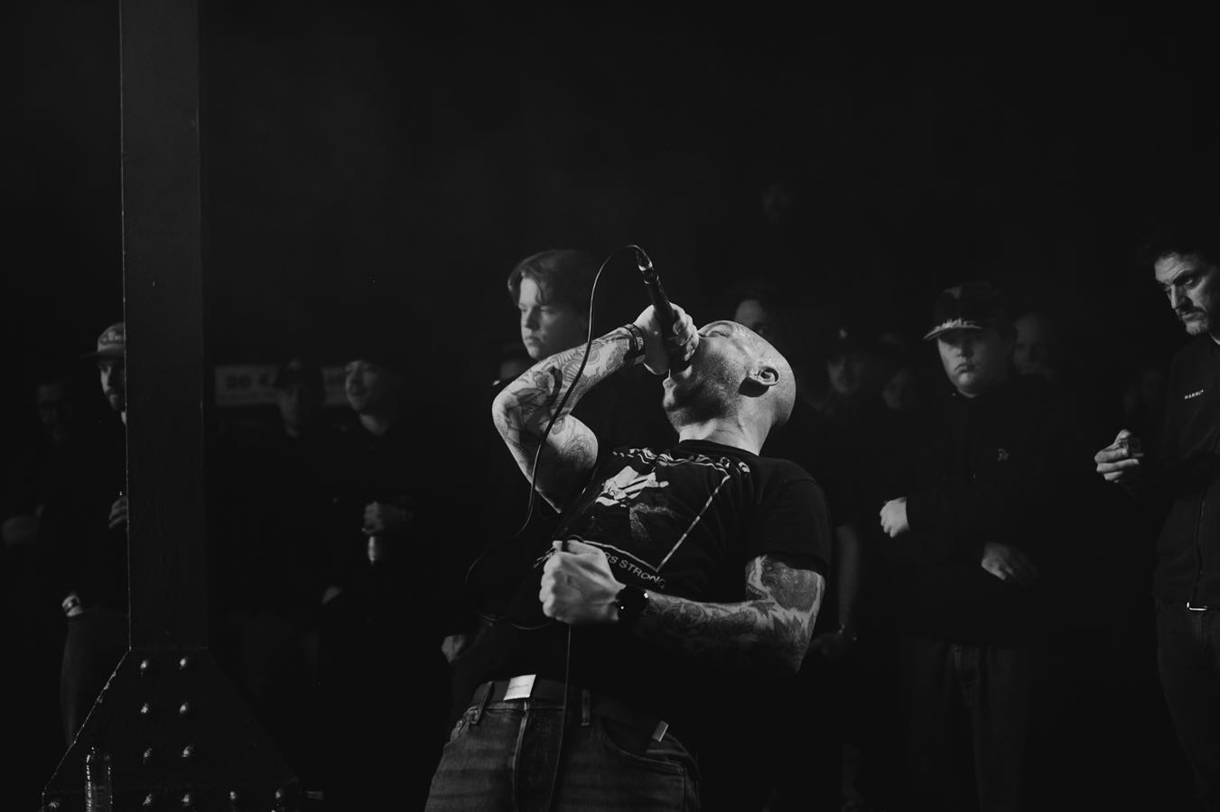 Nou, over buiten je comfortzone gaan 😂
Gister voor het eerst mogen fotograferen bij @hell_on_sphinx_official …
Machtig mooi als de bands op de vloer in de zaal staan en het publiek eromheen…
Maar met deze hardcore punk bands niet geheel zonder gevaar 😂
Oordopjes waren trouwens ook geen overbodige luxe maar buiten dat: wat een gaaf concept weer…
In een moordend tempo spelen er 4 bands achter elkaar. In een kwartier tijd wordt elke keer alles omgebouwd, alle drummers op hetzelfde drumstel en daarna gewoon gas geven!
Ik hou ervan…
🤘🏻