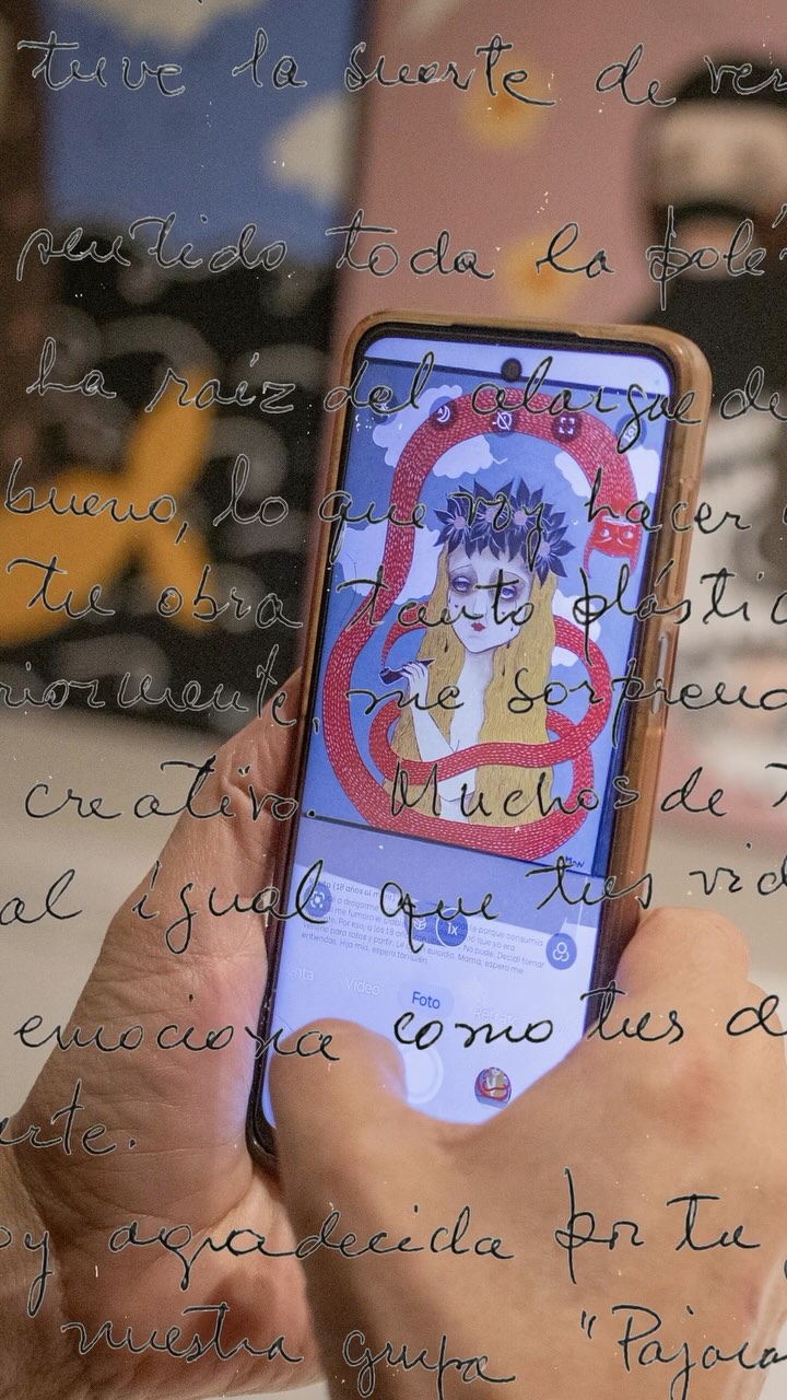 Como comunidad, visitamos la expo "Te Amo" de @monlaferte en el @parqueculturaldevalparaiso ❤️
Tras la visita la conversación se volvió profunda: Mon crea desde la pena, desde la angustia, desde el dolor. Y aunque muchas veces creemos que para crear hay que estar bien, descubrimos que no es así.
El arte, la creación y los espacios que construimos juntas se convierten en una herramienta para sanar, para estar mejor a través de nuestras propias creaciones. Las emociones, todas ellas, son fundamentales en este proceso. Así comprendemos que las emociones no se juzgan como positivas o negativas, simplemente se aceptan. Algunas emociones traen más dificultades, pero con ellas trabajamos y creamos para "transformar dolor en movimiento y movimiento en libertad"
Como decían algunas compañeras ese día "es falso decir que voy a crear cuando esté bien, ¡con más razón, cuando estoy mal, debo priorizarme!".
El arte y las emociones se abrazan aquí, y con ellas, nos sentimos más fuertes. Gracias Mon por atreverte a abrir caminos, por demostrarnos que los sueños se persiguen y se cumplen con trabajo y esfuerzo, que no hay que nacer en cuna de oro para ser artista, para atrverse a luchar por lo que amas. Gracias por compartir tu historia y tu arte con nosotras.
¡Te amamos! 🐦⬛✨❤️
#carcel #libertad #monlaferte #teamo