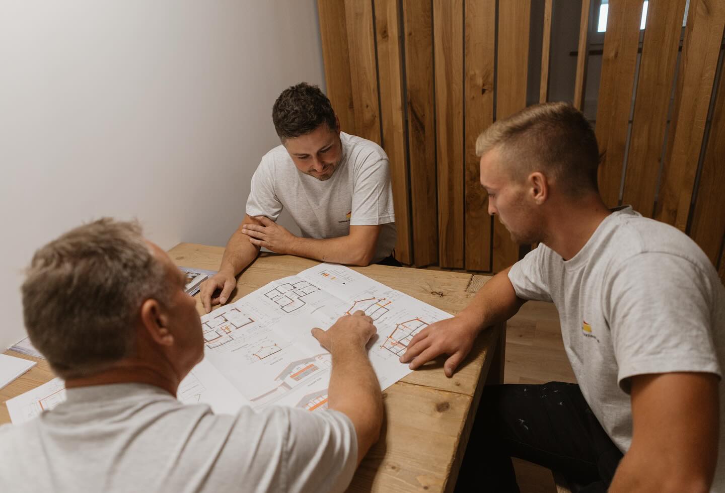 BERATUNG & PLANUNG📝
Mit unserer CAD-Werkplanung entwickeln wir gemeinsam mit euch Baulösungen, die eure Ideen und Wünsche mit unserem handwerklichen Können und unserer Erfahrung verbinden.
• Vor-Ort-Besichtigung👁️
• Bestandsaufnahme🏡
• ins Gespräch kommen👨🏼💻
• eure Wünsche aufnehmen💌
… das sind die Grundsätze, an denen wir uns bei jedem Projekt orientieren. Unser Anspruch ist es, euch Qualität, Zuverlässigkeit und einen reibungslosen Bauablauf zu gewährleisten.
#planung #beratungsgespräch #cadzeichnung #hausbau #cadplanung #bauherren #bauablauf #werkplanung #zimmereiniederthanner #arbeitenmitholz #inntal #rosenheim #nussdorfaminn #brannenburg #zimmerer_auf_insta #zimmerertreffpunkt #zimmererarbeiten