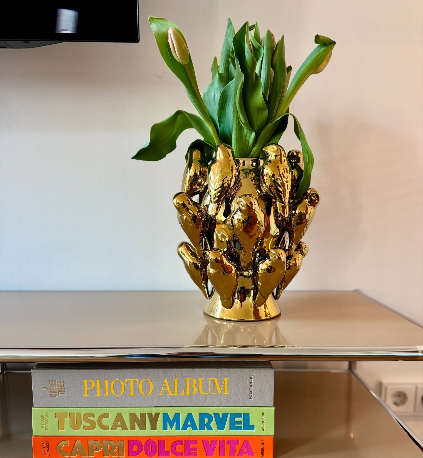 Hello Spring! 🩷 Unsere wunderbare neue Vase bringt frische Vibes in dein Zuhause. Jetzt entdecken und den Frühling stilvoll einziehen lassen! #SpringVibes #InteriorLove