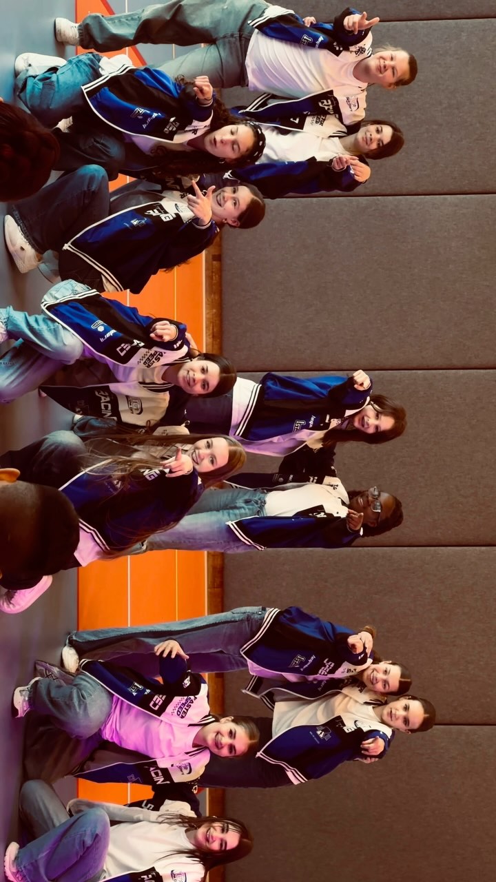 🥇🥇First Placeeeee🥇🥇
.
Vandaag heeft onze crew bij het Erasmus College de eerste plek gepakt bij de voorronde van @olympicmovesnl ! @sennatuit Wat was deze mix leuk!!! Probs naar jouuu!! En shout out naar alle dansers 🔥🔥
.
Op naar de finaleeeeee @olympicmovesnl
.
#olympicmoves #dans #zoetermeer #kicknstudios #scholencompetitie #crew #competition