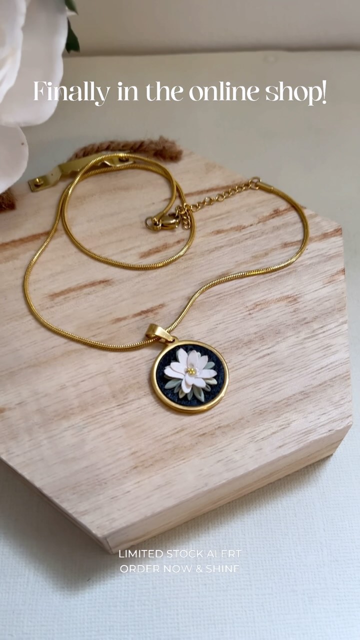 These have been selling out at markets…and now they’re online! Go shop from local artists and Check them out. Link in bio
Handmade with love, hecho con amor.
#newjewelrydrop #bestsellerjewelry #handmadenecklacebyme #trendingjewelry🔥🔥 #shopsmallbusinessess #latinaownedbusiness #womanownedbusiness🙆♀️ #womensdayeveryday