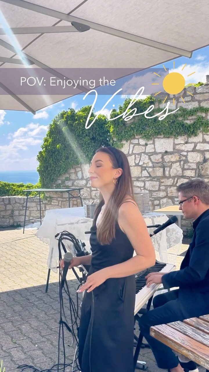 Sonnenschein, Musik & gute Vibes – so fühlt sich ein perfekter Sektempfang an! ☀🎶✨
Ich liebe es, dass auf Hochzeiten immer eine so gelassene und freudige Stimmung herrscht. Diese besonderen Vibes mitzuerleben und mit unserer Musik die Gäste mitzureißen, ist einfach großartig! 🥂🎤🎹
Ihr plant eure Hochzeit? Schreibt mir für euer individuelles Musikpaket!
#Hochzeit #Sektempfang #Livemusik #Hochzeitsmusik #WeddingVibes #Sommerhochzeit #LiveBand #Sängerin #Pianist #RebeccaSammet #hochzeitssängerin #Trauung #Hochzeitsfeier #Hochzeitsinspiration #WeddingMoments #freietrauung