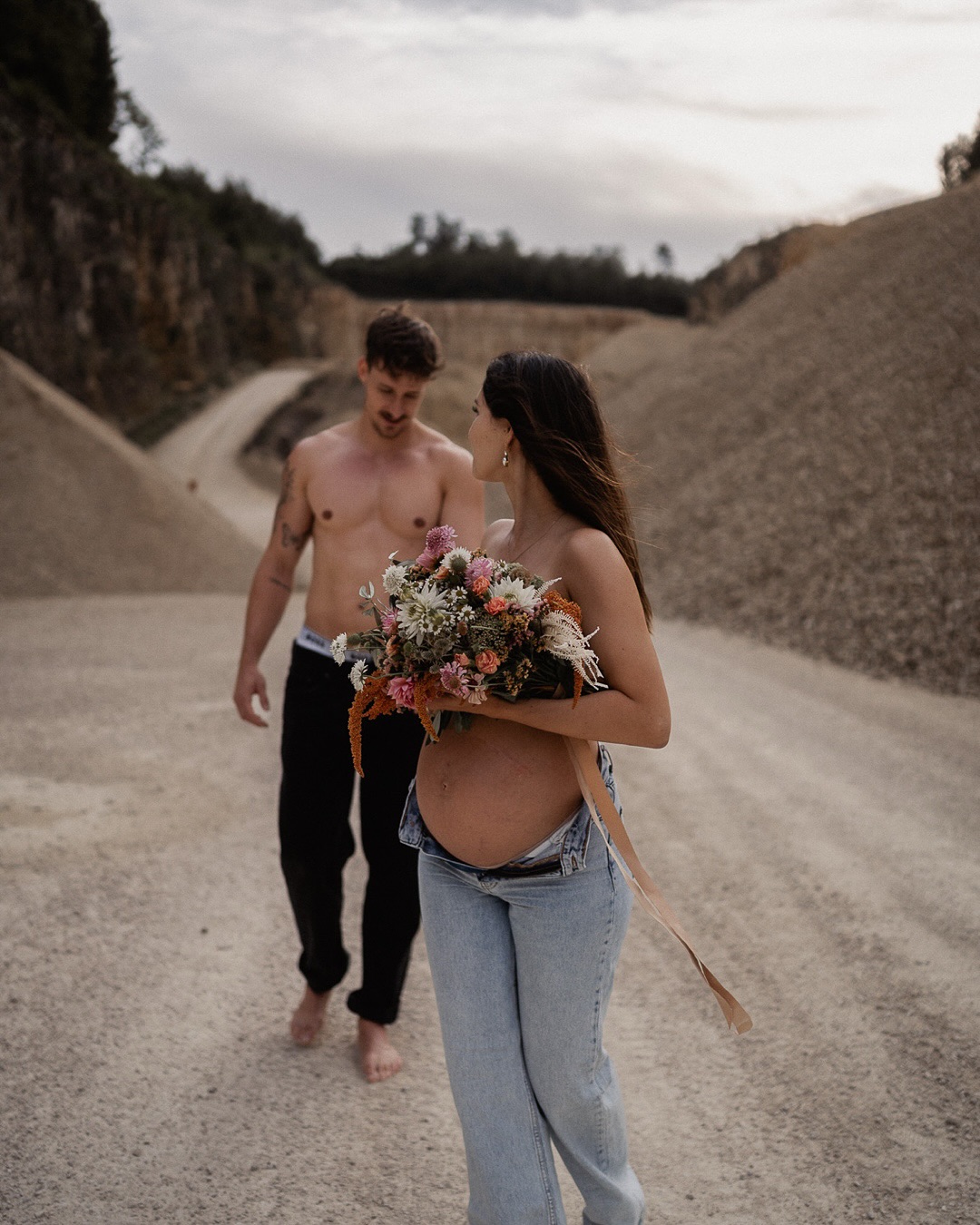 The Magic of Pregnancy ✨
Die Schwangerschaft ist eine der aufregendsten und emotionalsten Phasen des Lebens. Diese besondere Zeit verdient es, in wunderschönen Bildern verewigt zu werden. 🥹
Das ideale Zeitfenster für ein Babybauch-Shooting liegt zwischen der 32. und 36. Schwangerschaftswoche – je nachdem, wie wohl du dich fühlst. In dieser Zeit ist dein Bauch meist schön rund, und du kannst dein Strahlen in voller Pracht zeigen! ✨
Lass uns gemeinsam Erinnerungen schaffen, die ein Leben lang bleiben. Schreib mir gerne über das Kontaktformular für mehr Infos oder zur Terminvereinbarung! 🫶🏼
•
•
•
•
•
•
•
#schwangerschaftsshooting
#maternitysession #pregnancyphotography #pregnantbelly #thebeautyofpregnancy #babybauchbilder #schwangerschaftsshootingschweiz #babybauchshooting #schwangerschaftsbilder #maternityphotography #fotografin #aarau #familienfotografin #swissphotographer #fotografinaarau #schwangerschaftsfotografie #schwangerschaftsfotografin #schwangerschaftsfotos