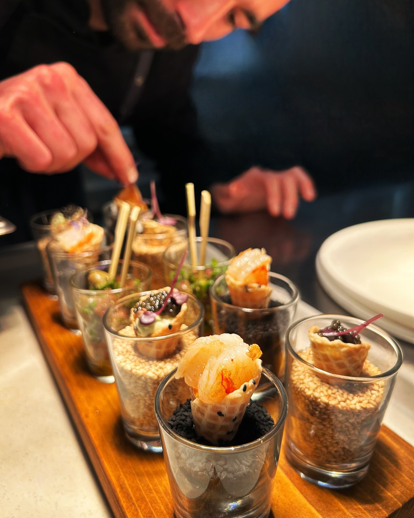 Amuse Gueule oder übersetzt auch „Gaumenfreuden“ genannt, die da in unserer Küche gezaubert werden 😊 Für eine kleine Geburtstagsfeier durfte sich unser Küchenchef Lars mal so richtig austoben 😆
#amusegueule #amusebouche #appetizer #kleineköstlichkeiten #liebegehtdurchdenmagen #kochhandwerk #wertheim #bestenheiderstuben