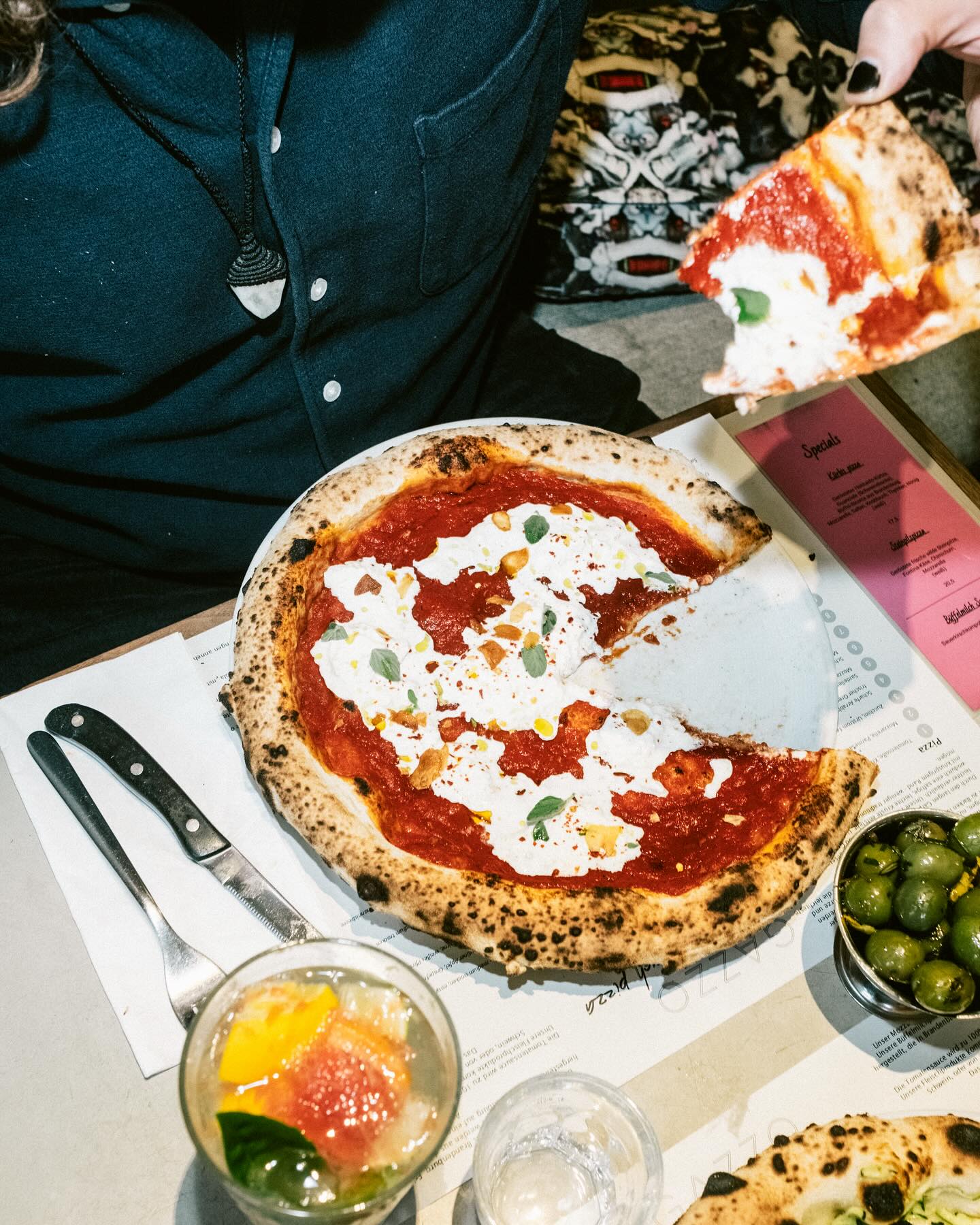 Arrabiata pizza 🌶️🥵
We cut the spiciness of the sauce with a creamy straciatella, locally made. We add some fried garlic for umami and crunch, and some fresh oregano for the herbiness.
This one packs a lot of punch 👊