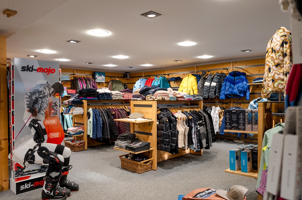 La saison n’est pas encore finie ! ⛷️
Profitez de nos réductions de fin de saison sur les ensembles de skis et articles de confection : vestes, pantalons, combinaisons et plus encore…
C’est le moment d’en profiter avant qu’il ne soit trop tard ! ✨
📸 @samuel.devantery