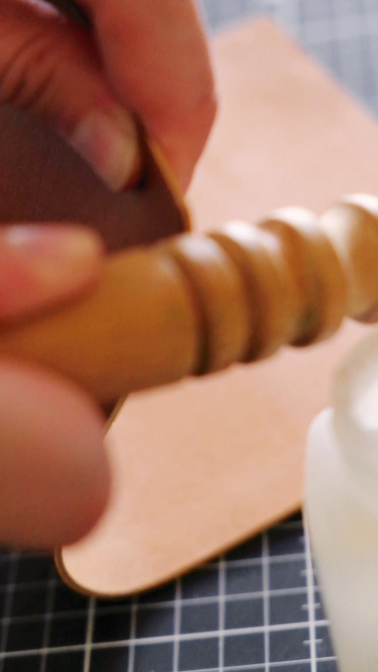 Ako rozoznať to poriadne od ledabolo? Tak, že vám príde výrobok s upravenými hranami 👈
#poctivavyroba #remeslo #kozenavyroba #pracovnypostup #rucnavyroba #lokalnavyroba #slovenskavyroba #poctiveremeslo #remeslomazlatedno