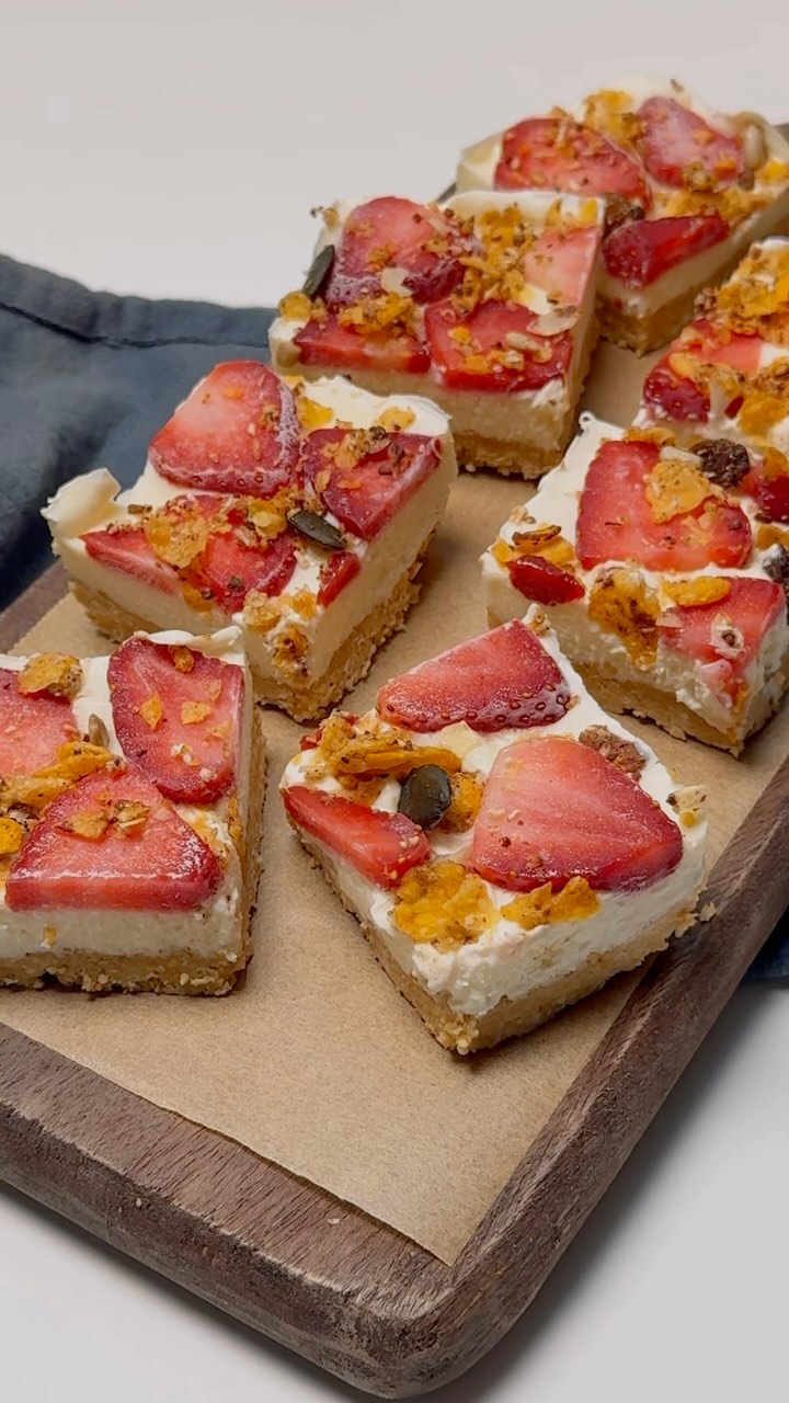 🍓🍦 BARRES DE YAOURT GLACÉ – RECETTE SANS GLUTEN & LACTOSE 🌿✨
Cette semaine, on vous régale avec une recette ultra simple et gourmande ! 😋 Ces barres de yaourt glacé, c’est le combo parfait : du yaourt bien frais, des fruits pleins de saveurs et le croquant irrésistible de notre granola sans gluten. Une collation saine, pleine de bonnes choses (protéines, fibres, bons gras) et super facile à préparer. Parfait pour une pause fraîcheur à tout moment de la journée !
BASE :
45 g de farine d’avoine
40 g de cacahuètes moulues
2 c. à soupe d’huile de coco
2 c. à soupe de sirop d’érable
GARNITURE :
Yaourt grec
Fraises fraîches
Les Granolas de Jenny
PRÉPARATION :
Mélanger la farine d’avoine, les cacahuètes moulues, l’huile de coco et le sirop d’érable jusqu’à obtenir une pâte homogène.
Verser dans un moule préparé et bien presser.
Étaler le yaourt grec sur la base, puis ajouter les tranches de fraises et notre délicieux granola.
Placer au congélateur pendant 3 à 4 heures, puis couper en barres et déguster !
#lesgranolasdejenny #switzerland #glutenfree #granola #healthyfood #healthysnack #yogurtbar #frozenyogurtbar #vegandessert #glutenfreesnack