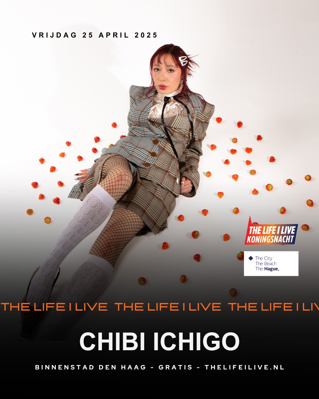 • Chibi Ichigo x Life I Live – 25 april, Den Haag •
De in Brussel gebaseerde Limburg-Tataarse artieste CHIBI ICHIGO (Japans voor ‘kleine aardbei’), bracht eind januari haar tweede album ‘NA HALF 1’ uit. Ze werkte hiervoor opnieuw samen met Umi Defoort (UM!), alsook
met Sophie Straat en Wieger Hoogendorp (Goldband) met het nummer ‘Energie’.
Na haar passage in ‘De Slimste Mens’ en optredens op ‘Into The Great Wide Open’, Pukkelpop, Werchter en Dour staat CHIBI ICHIGO, als lid van de queer community, klaar om de electroscene met beats, dansers en
stevige synths te teisteren.
Alles draait rond Veiligheid in Zelfliefde. Een boodschap van zelfontdekking en innerlijke stabiliteit voor een wereld die continu in beweging is en je doet verlangen naar authentieke connecties.🔥
📍 Binnenstad Den Haag
🫰🏼 Gratis
🎶 Vanaf 18:00
#Koningsnacht #DenHaag #LifeILive #ChibiIchigo