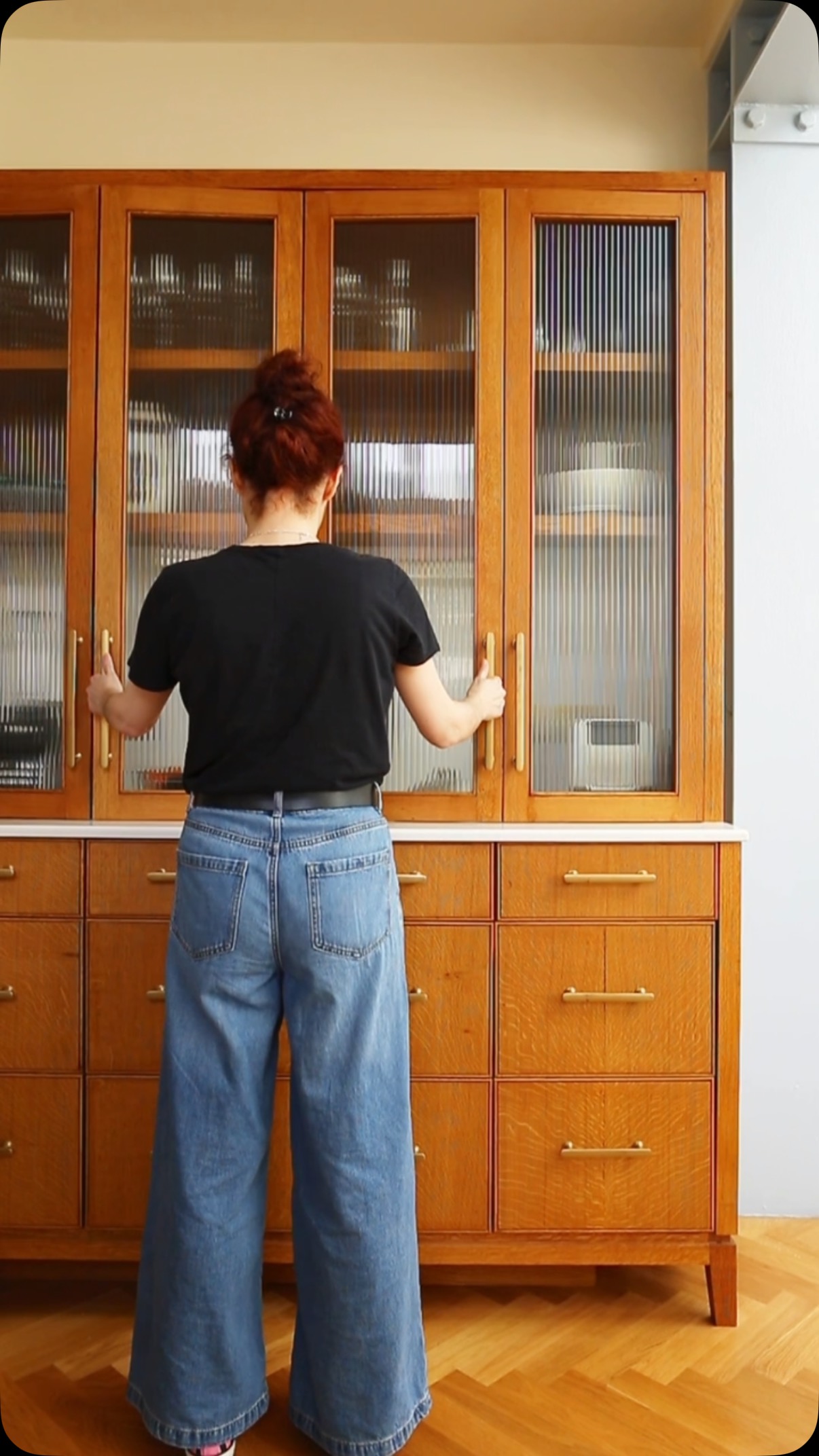 Check out this absolute hottie opening bifold doors and drawers (to be fair, I wish I’d done my hair).
The breakfast cupboard at the Parkview Project was a labour of love, absolutely every detail considered and reworked to create the perfect balance.
Built in solid oak with reeded glass doors, solid brass hardware and subtle in-frame cockbead detail I’m so proud to add this very sexy piece of bespoke furniture to my portfolio 😍