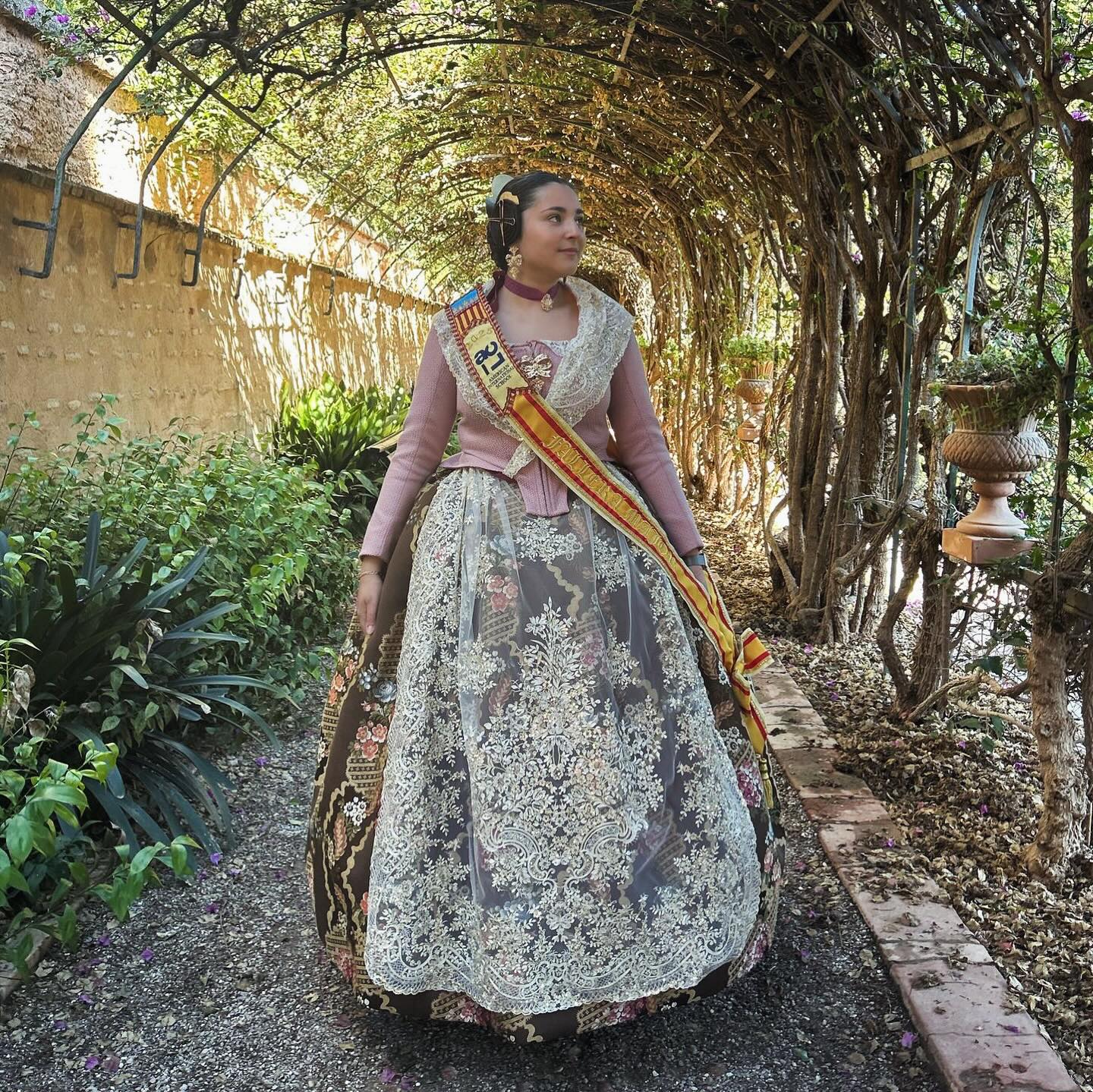 As we celebrate Fallas this week, we want to cast a special spot light on our very own Fallera Mayor. A que esta guapa? Ruth is a senior at ACIL. Natively from Valencia but living most of her life abroad, she’s celebrating her roots and rich culture this week. Ruth not only represents ACIL as a fallera but also through her strong commitment to living our shared core values. She invites the rest of the ACIL community to join in on the local festivities, art, music, and celebration. 🥳