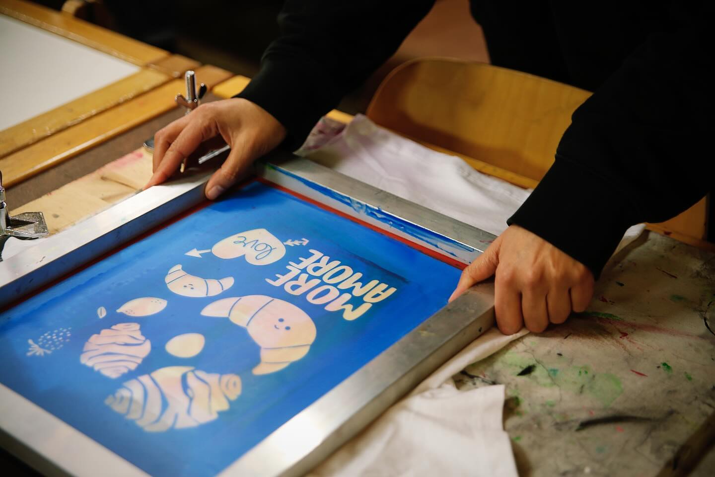 Gute Nachrichten aus der Druckmanufaktur! 🖤
Eigentlich hatte ich dem Siebe-Belichten ja abgeschworen, aber auf vielfachem Wunsch habe ich mich der Thematik nun doch wieder gewidmet. Damit erweitere ich das Angebot der Druckmanufaktur – ab sofort gibt es gleich vier Wege, wie ihr zu euren einzigartigen Drucken kommen könnt:
1️⃣ Klassisch: Ihr zeichnet selbst euer Motiv und schneidet es aus Pappe aus – und wir drucken es zusammen.
2️⃣ Einfache Lösung: Nutzt eine der Pappvorlagen aus früheren Print Sessions (ideal für alle, die nicht gerne zeichnen und schneiden😉).
3️⃣ Fertige Siebe: Nutzt ein bereits belichtetes Sieb mit einer bunten Auswahl an Motiven aus der Manufaktur (siehe Beispiel oben im Bild).
4️⃣ Exklusiv: Bestellt euch ein individuelles Sieb mit eurem Design – nur in Verbindung mit einem gebuchten Workshop ( Alle Infos dazu auf meiner Homepage www.minagarcia.de)
Ich freue mich auf noch mehr kreative Ergebnisse mit euch! Kommt vorbei und lasst uns drucken! 💥✨
Mina