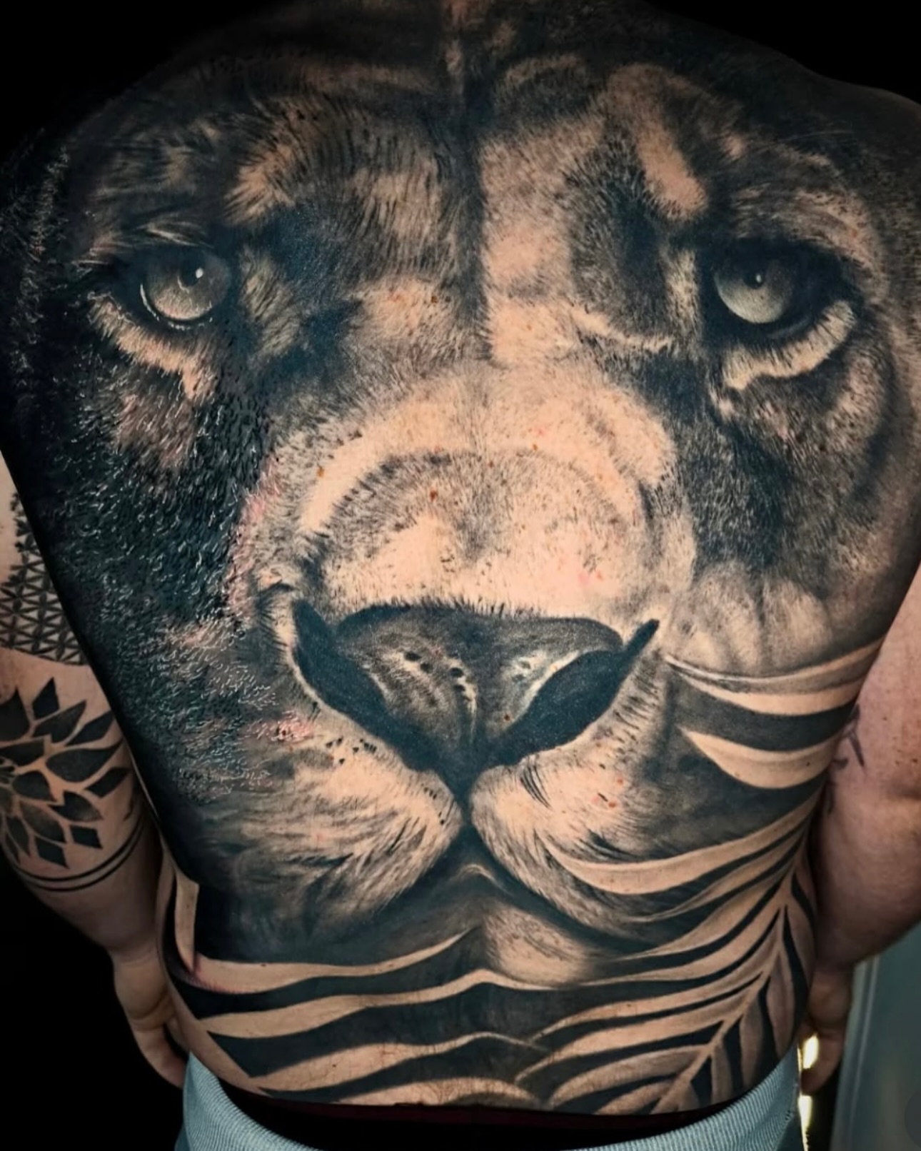 🦁 Pure Stärke, Mut und Eleganz – ein atemberaubendes Löwen-Rückentattoo!
Diese realistische Tattoo-Kunst fängt die majestic aura eines Löwen perfekt ein. Detailverliebtheit & Schattierungen machen dieses Piece zu einem echten Hingucker! 🔥
Lion backpiece – symbolizing strength, courage & leadership! The realism and details in this tattoo bring the king of the jungle to life! 🖤
#Tattoo #LionTattoo #Backpiece #RealisticTattoo #TattooArt #InkMaster #TattooStudio #TattooArtist #BlackAndGreyTattoo #FinelineTattoo #TattooInspiration #CologneTattoo #TattooGermany