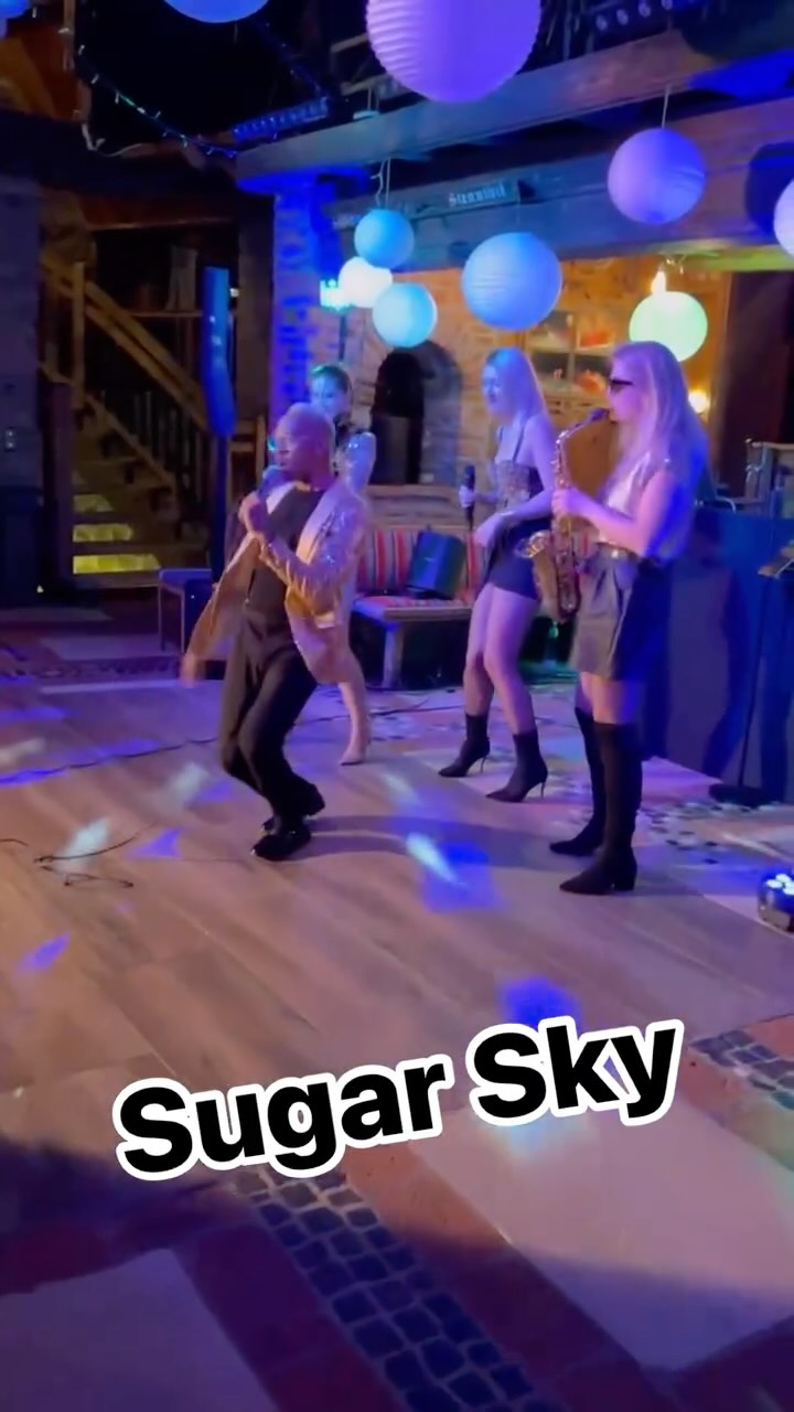 Alm party time at @kralleralm @krallerhof 🪩🪩🪩.
.
thank you @arsmedia_konzertservice
#partyvibes #alm #golden #dj #liveact #goodtimes