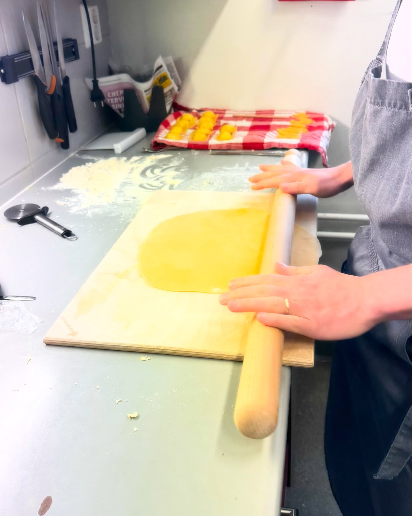 Ennätysmäärä miehiä ja nopeasti oppivia kokkeja mukana tämän päivän pastakurssilla! 😄🍝
Kiitos kaikille ja mukavia pastahetkiä!
📢 Liittykää uutiskirjeeseen osoitteessa italiankoti.fi, jotta saatte tiedot tulevista italialaisista kokkauskursseista!
#pasta #tuorepasta #kokkauskurssi #aitoitalialainen
#kuopionkansalaisopisto